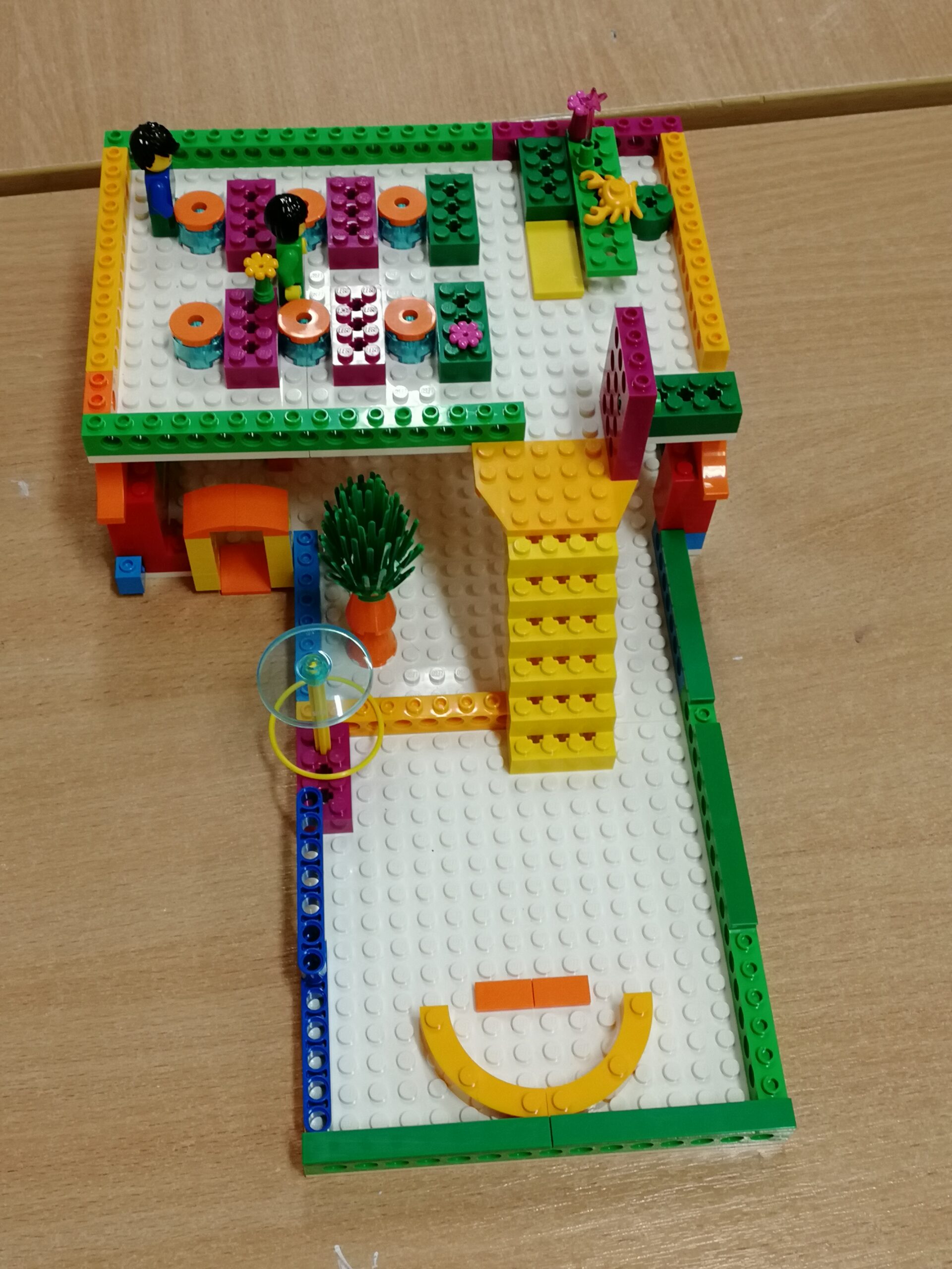 Uczniowie klasy 5b projektują szkołę marzeń z wykorzystaniem klocków lego.