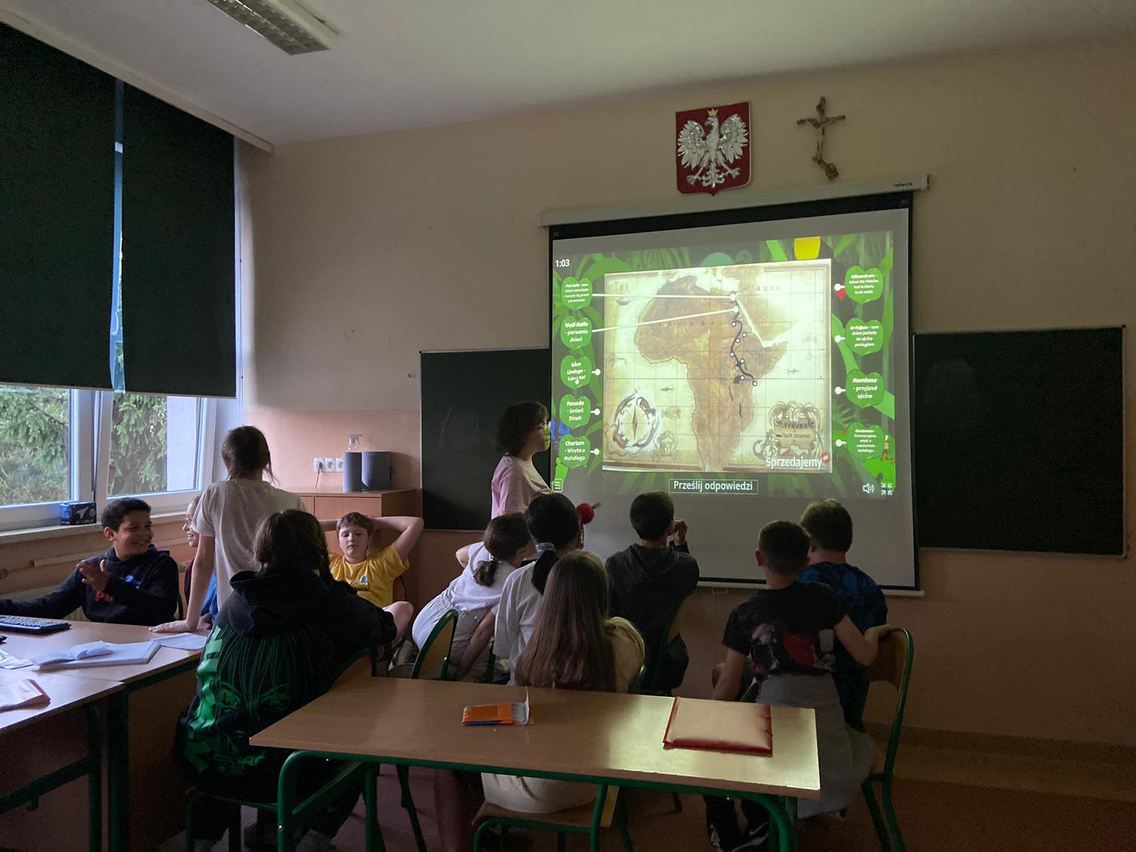 Uczniowie rozwiązują zadania w escape room- ratują Nel i Stasia.