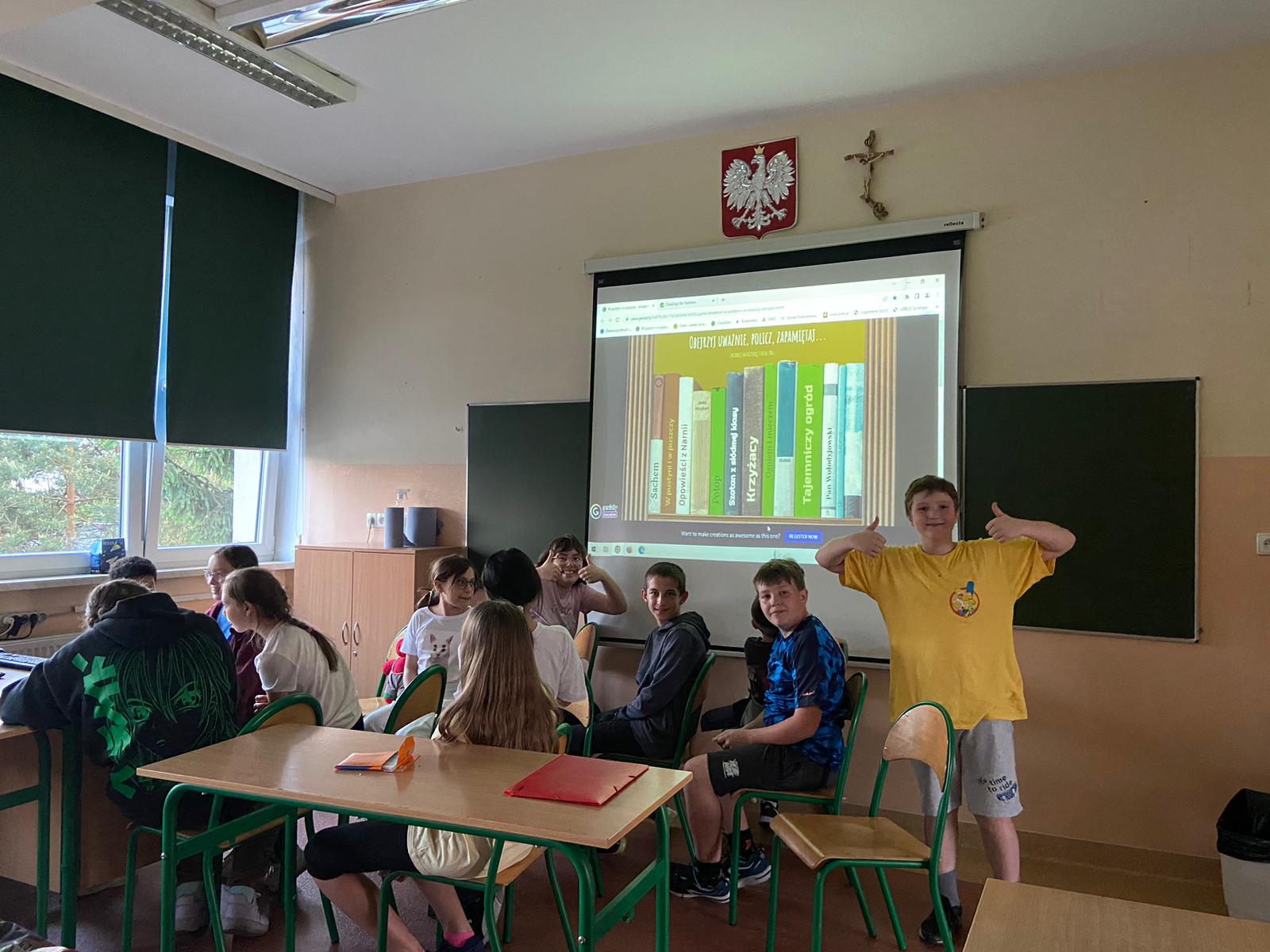 Uczniowie rozwiązują zadania w escape room- ratują Nel i Stasia.