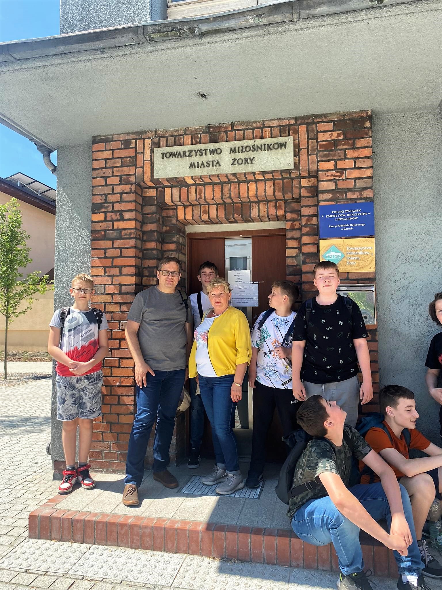 Uczniowie klasy 6d z wychowawcą przed siedzibą Towarzystwa Miłośników Miasta Żory.