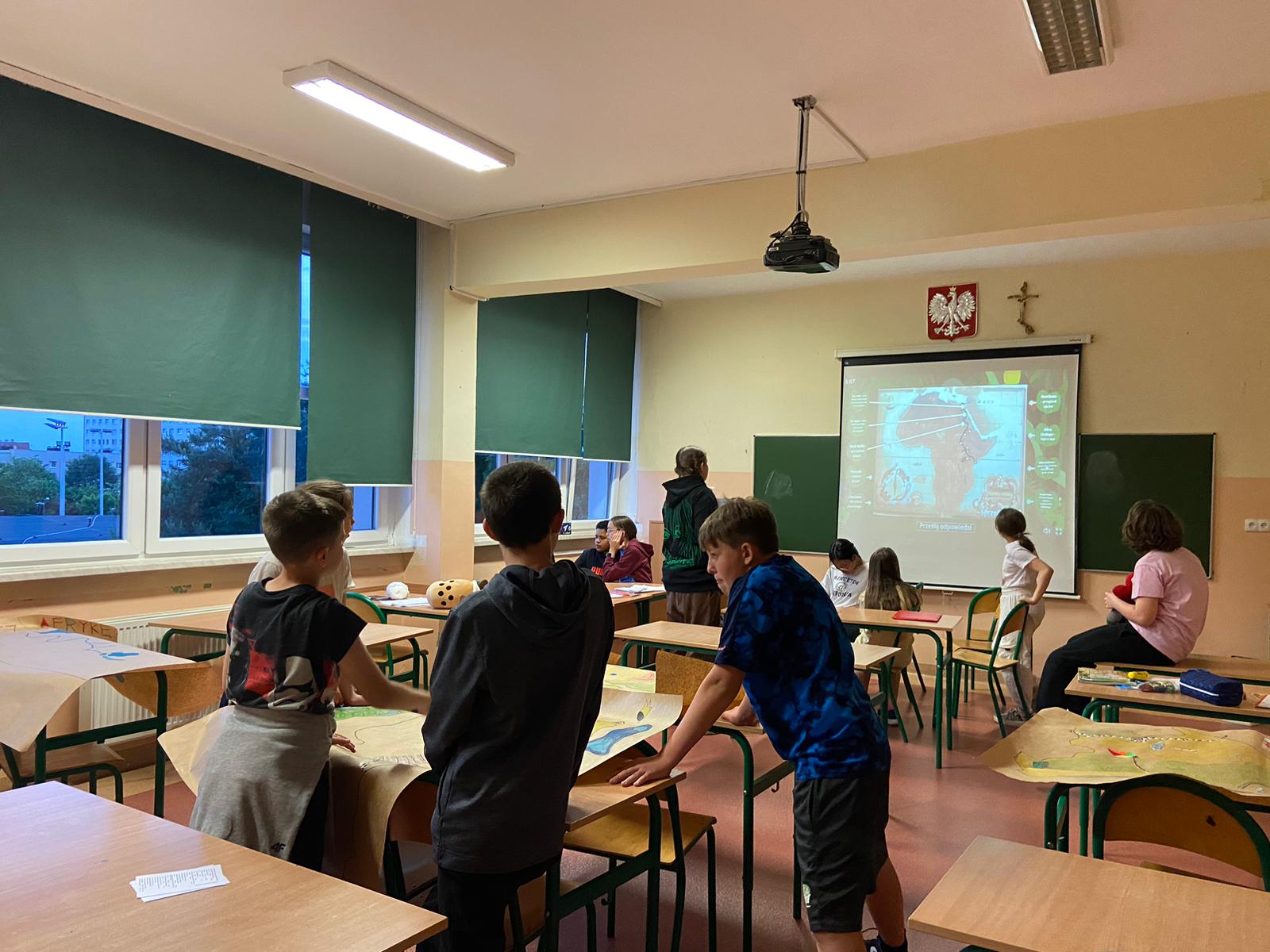 Uczniowie rozwiązują zadania w escape room- ratują Nel i Stasia.