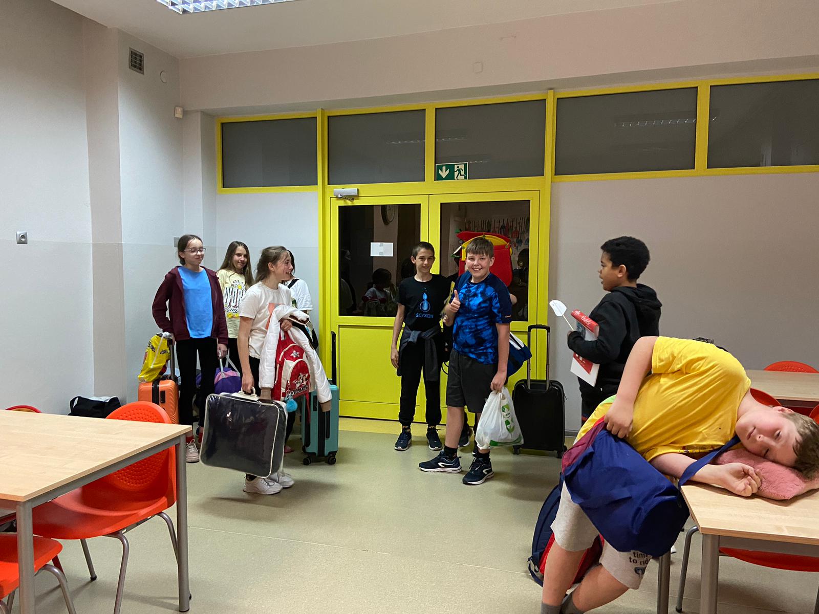 Po „kolacji” zmęczeni uczniowie udają się do sali gimnastycznej, żeby urządzić sobie miejsce do spania.