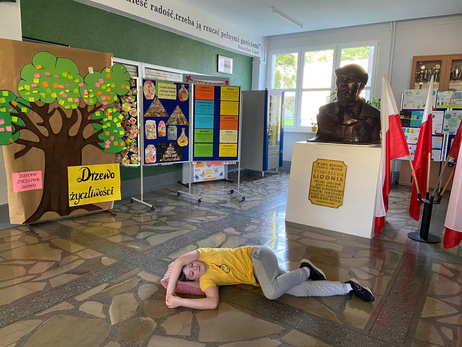  Nie wszyscy uczniowie się wyspali, jeden korzysta z okazji i odpoczywa po krótkiej nocy.