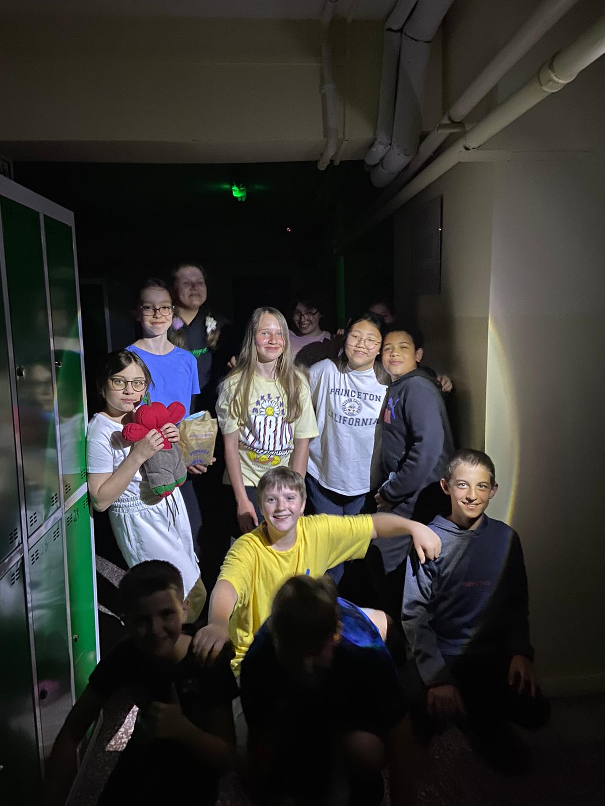 Uczniowie sprawdzili, jak nocą wygląda szkolna piwnica.