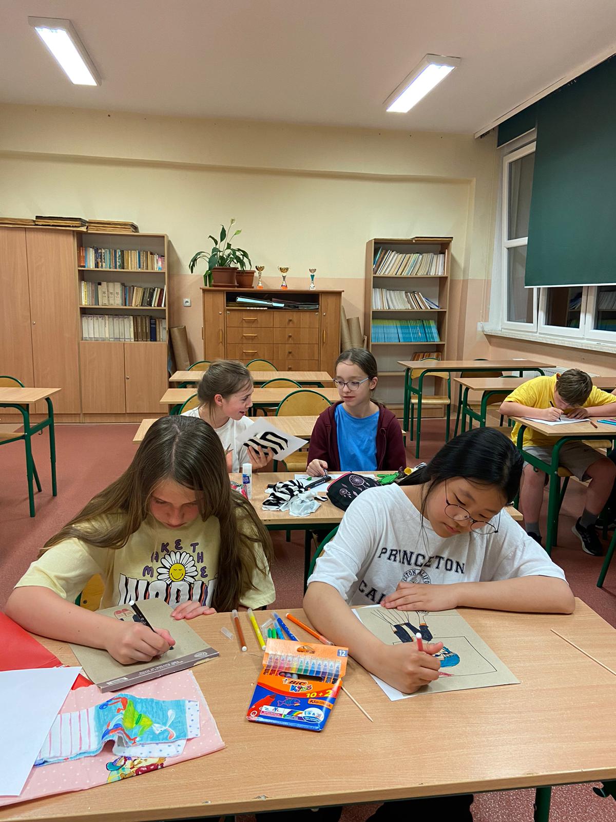 Uczniowie tworzą kukiełki, które wykorzystają w swoim teatrzyku.