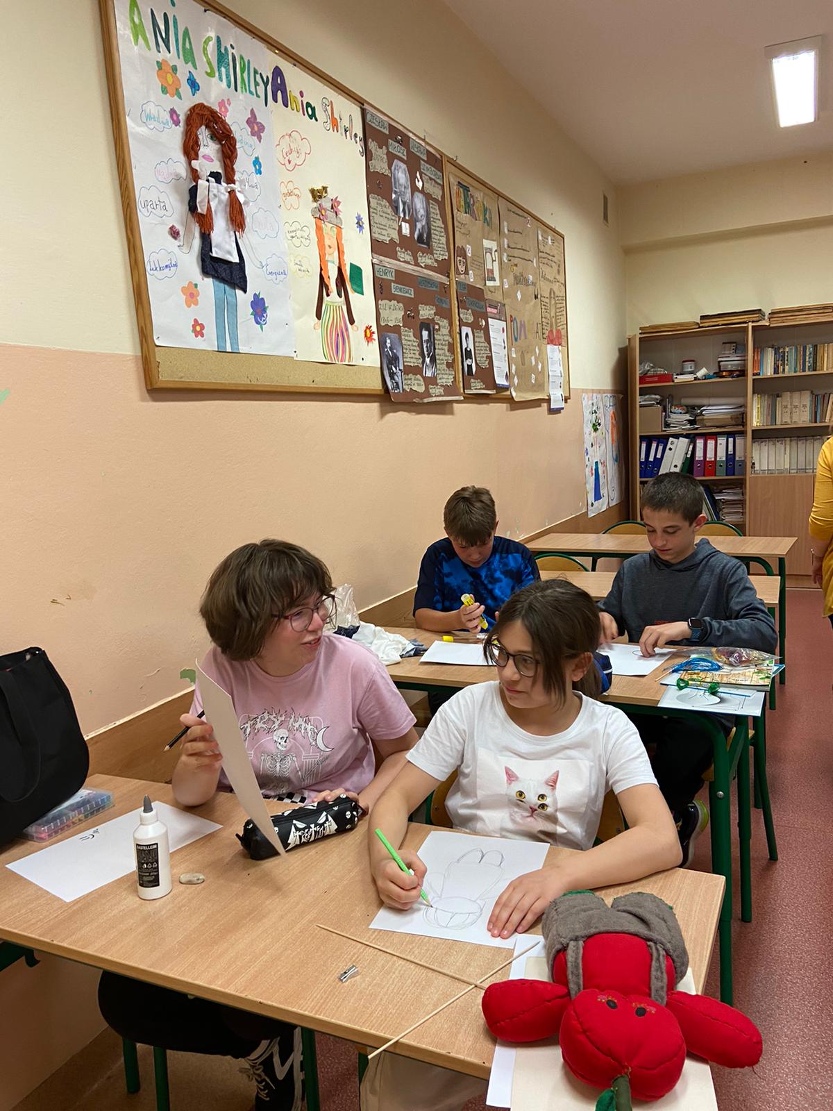 Uczniowie tworzą kukiełki, które wykorzystają w swoim teatrzyku.