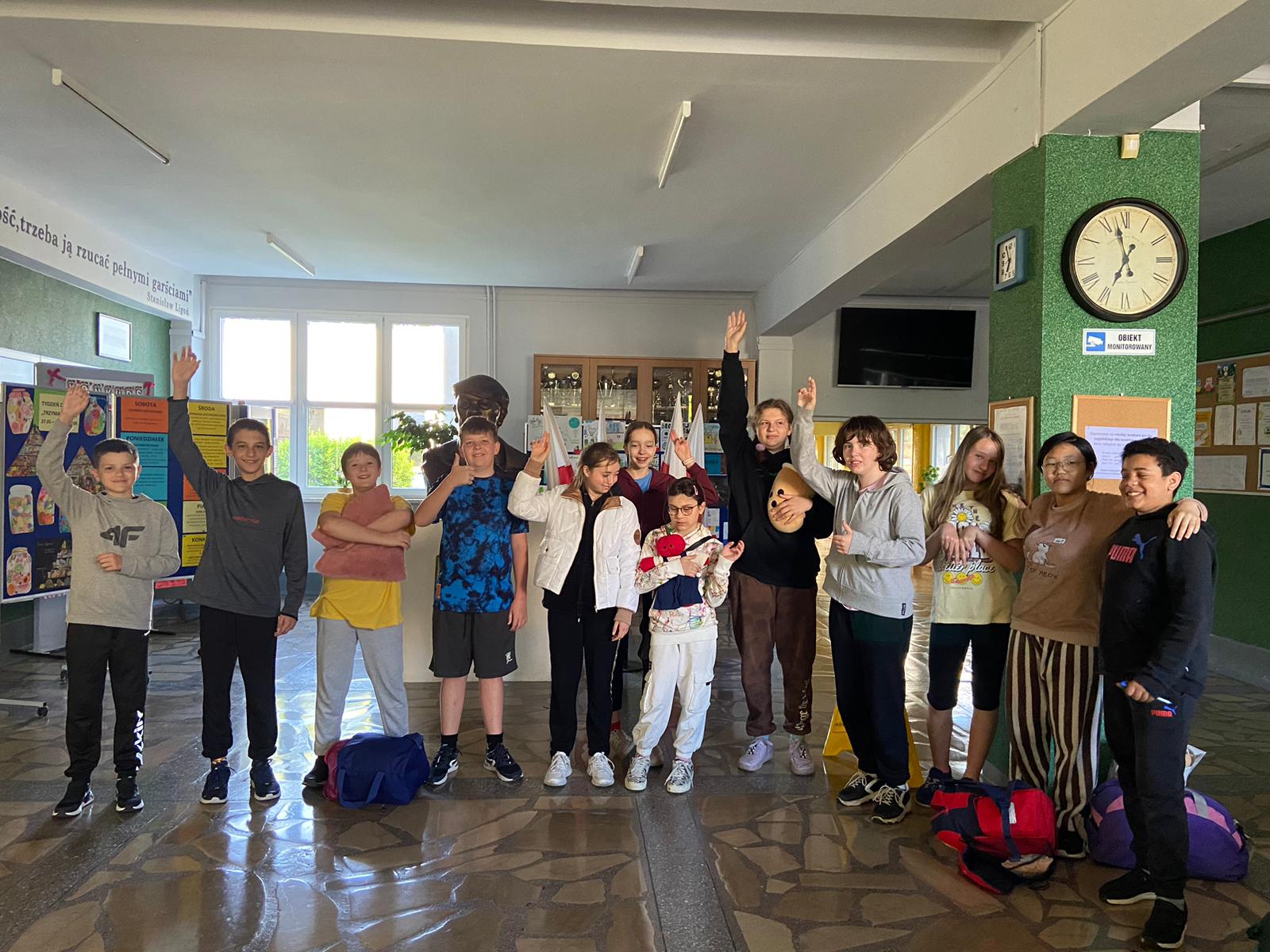 Sobota, siódma rano, zadowoleni uczniowie przygotowują się do opuszczenia szkoły.