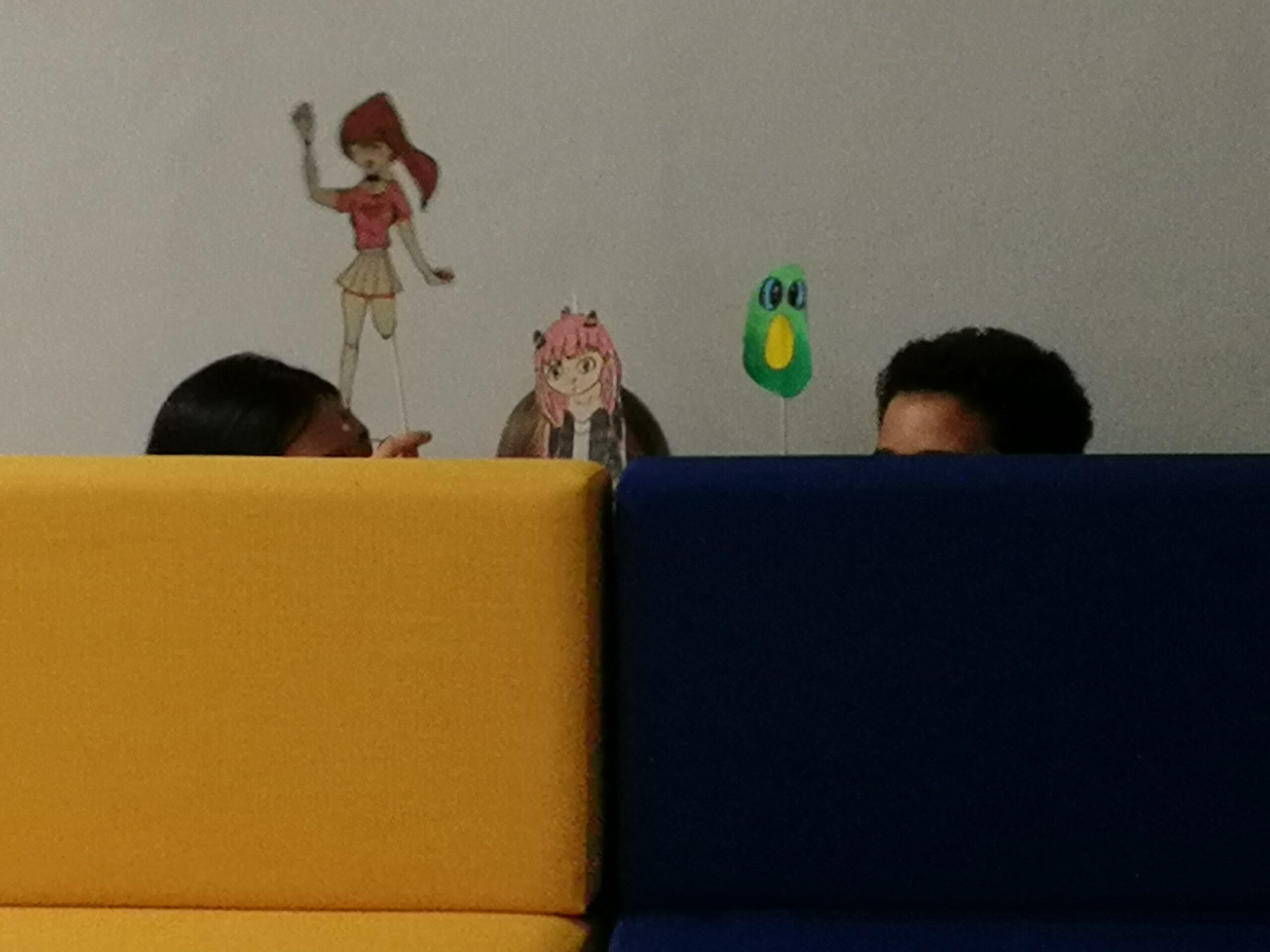 Uczniowie klasy 5b prezentują przedstawienia własnego autorstwa z wykorzystaniem kukiełek, które sami wykonali.