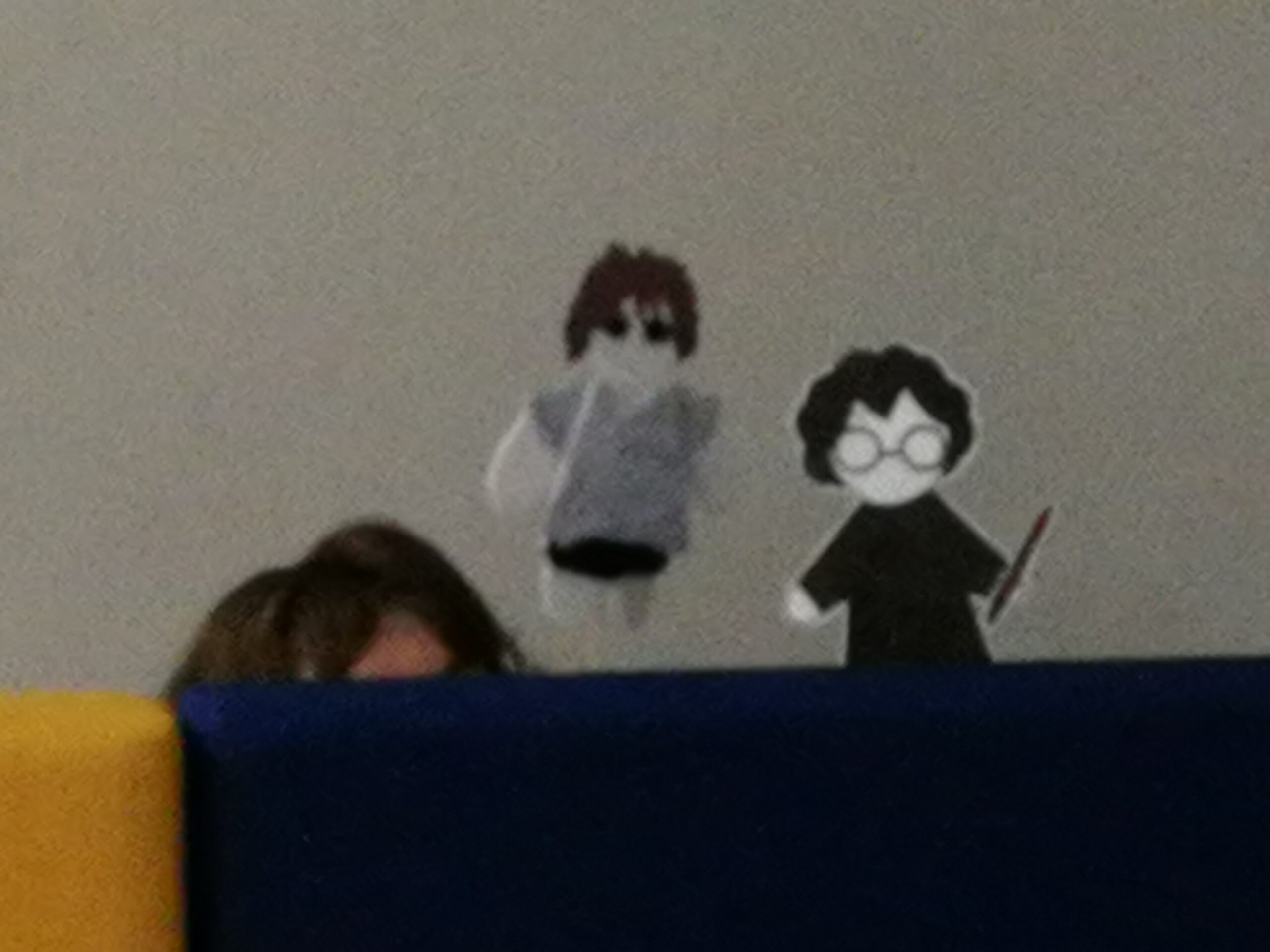 Uczniowie klasy 5b prezentują przedstawienia własnego autorstwa z wykorzystaniem kukiełek, które sami wykonali.