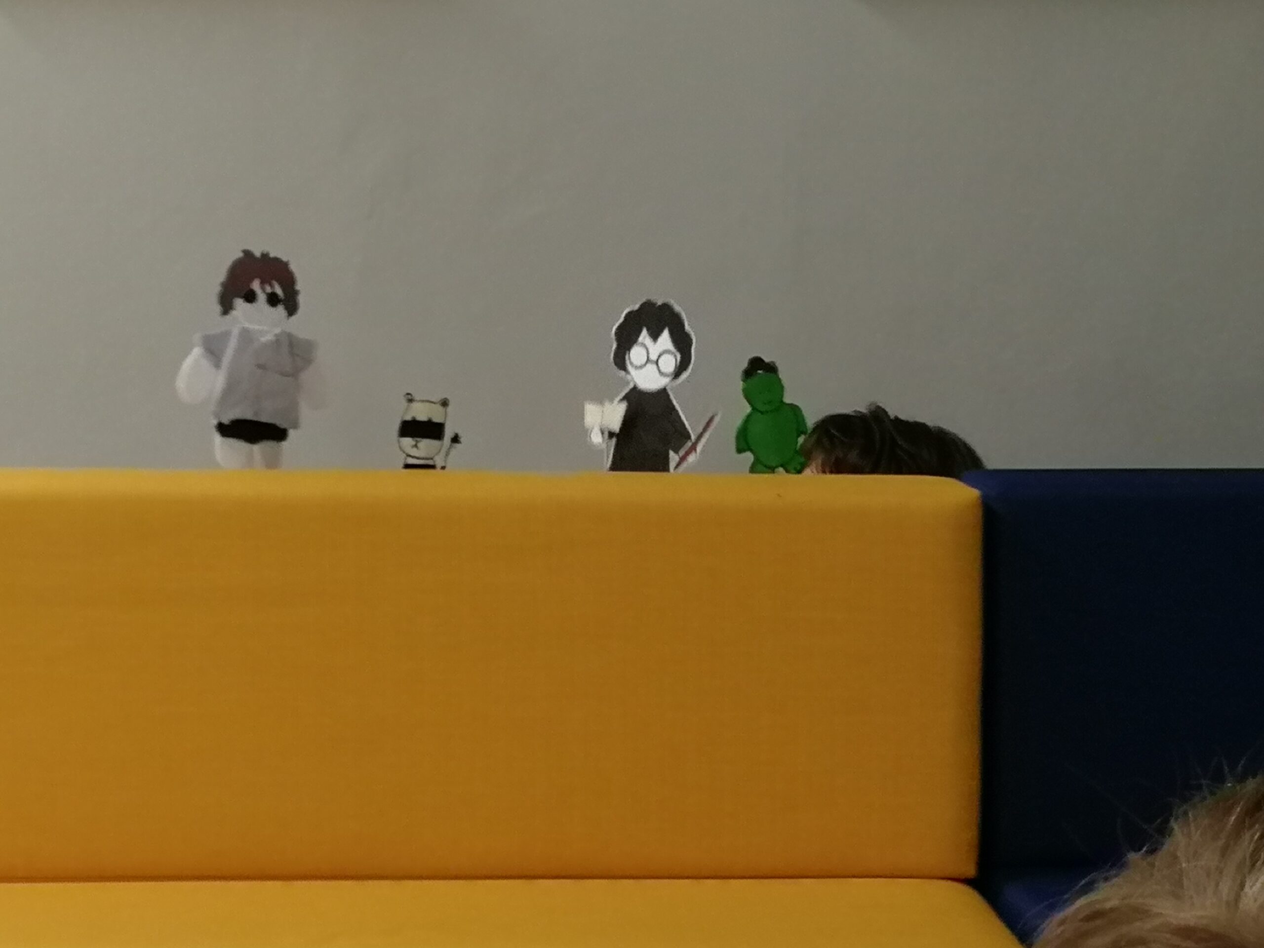 Uczniowie klasy 5b prezentują przedstawienia własnego autorstwa z wykorzystaniem kukiełek, które sami wykonali.