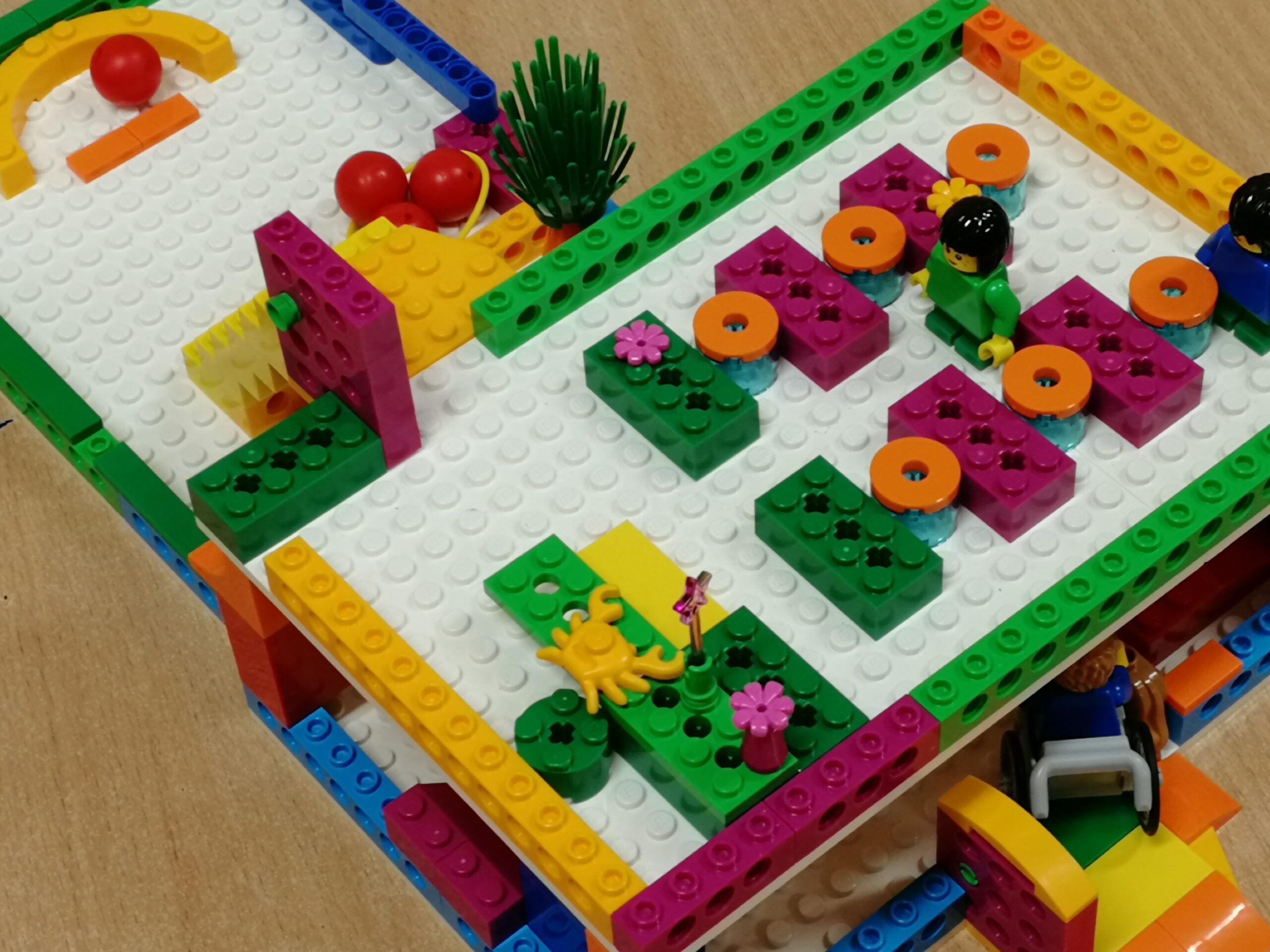 Uczniowie klasy 5b projektują szkołę marzeń z wykorzystaniem klocków lego.