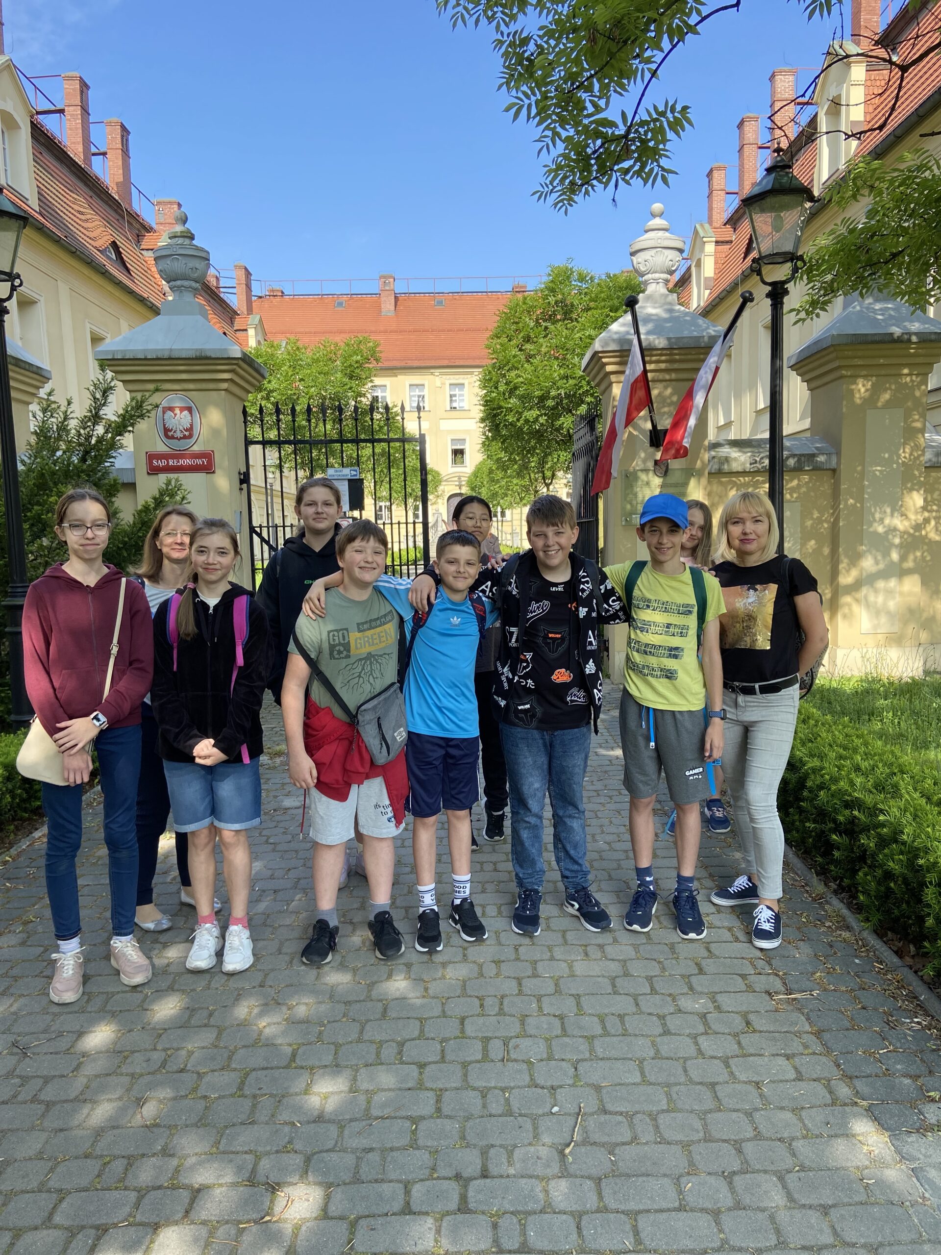 Klasa 5b przed gmachem Sądu Rejonowego w Rybniku