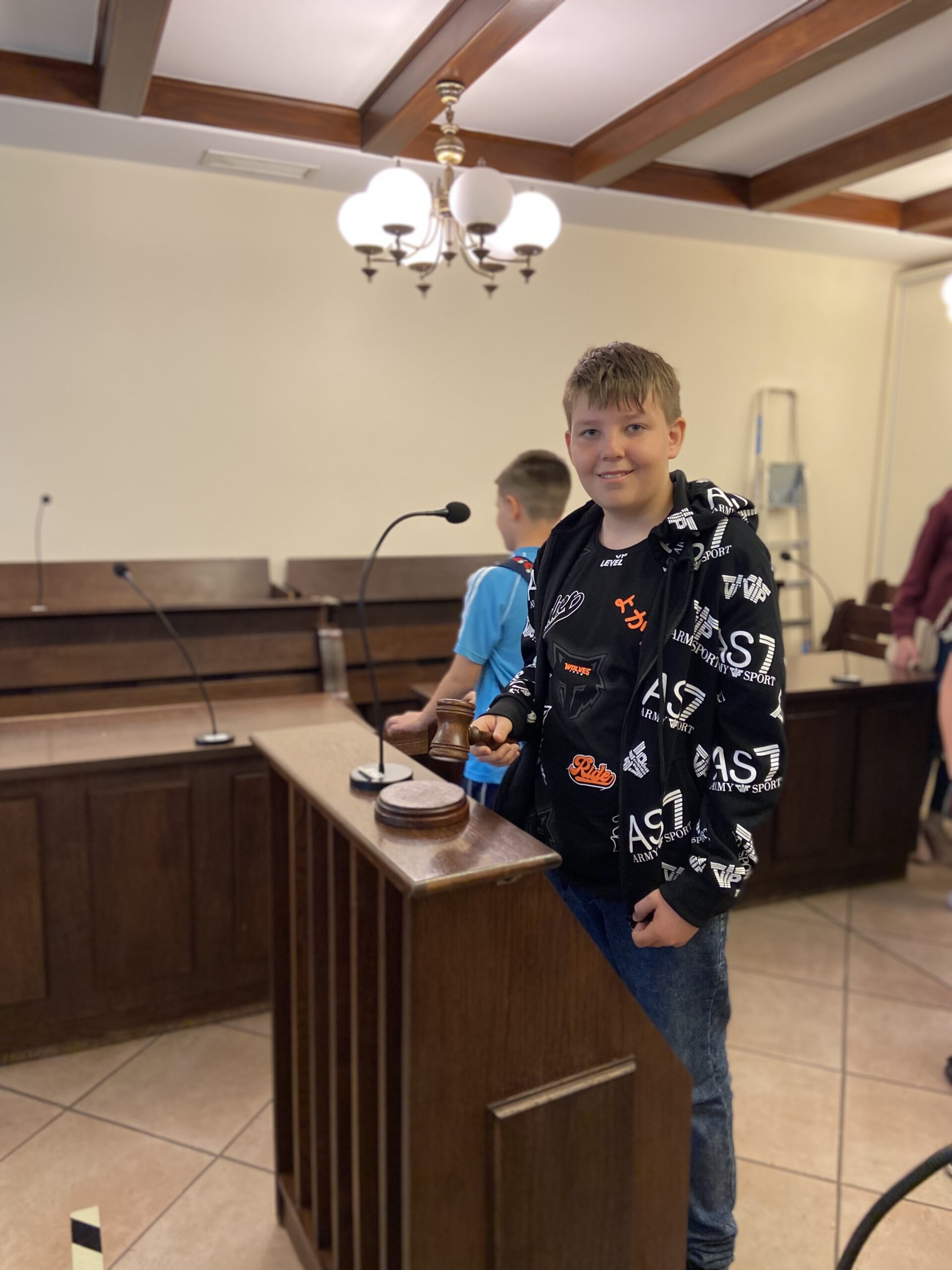 Uczeń w sali rozpraw.