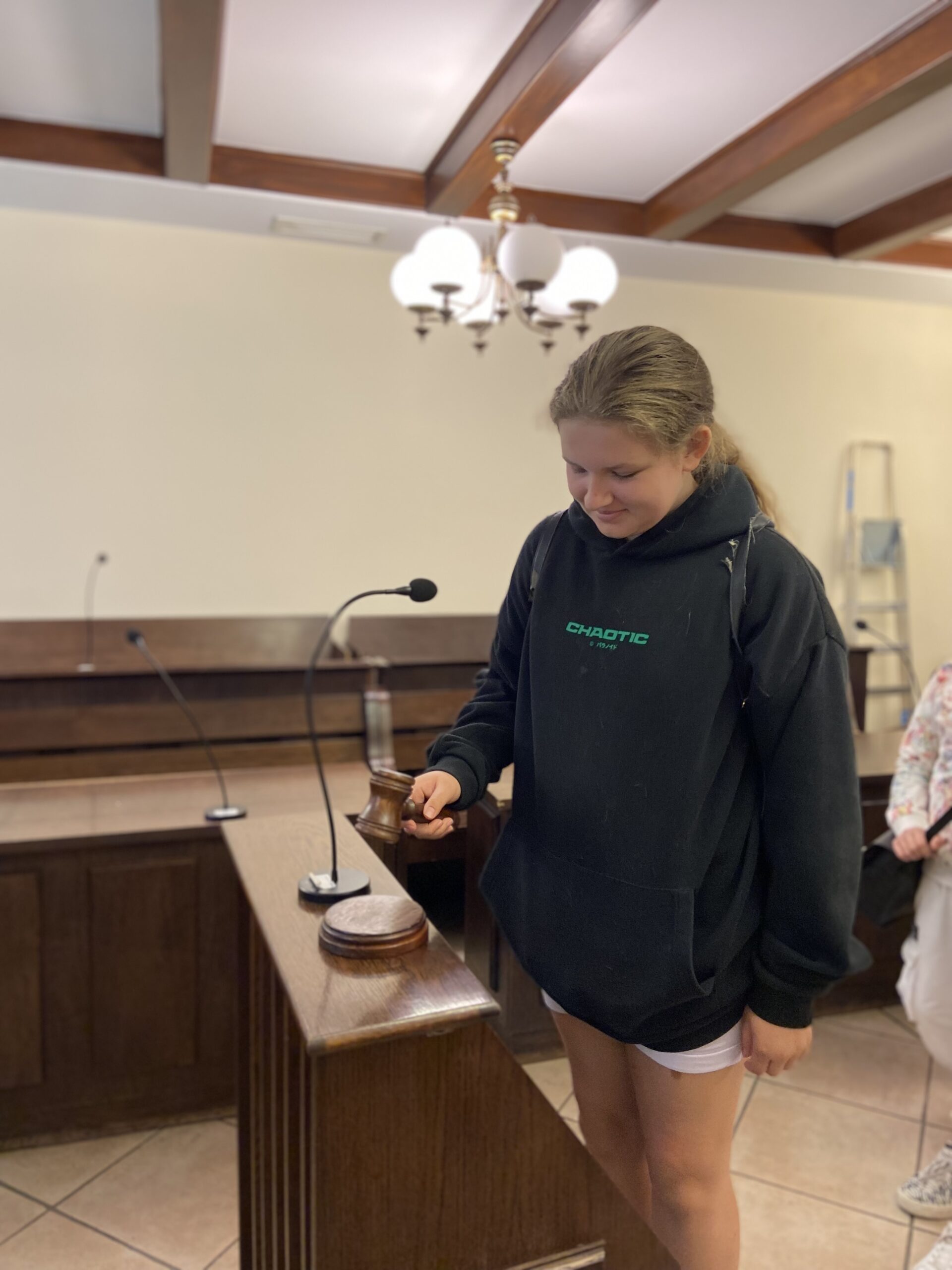 Uczennica w sali rozpraw.