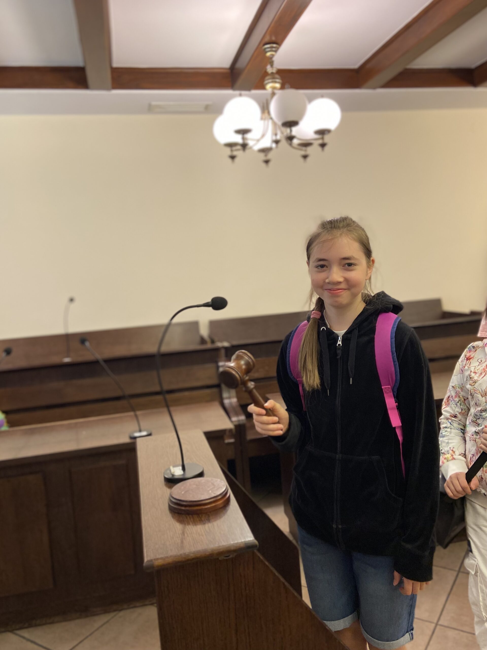 Uczennica w sali rozpraw.