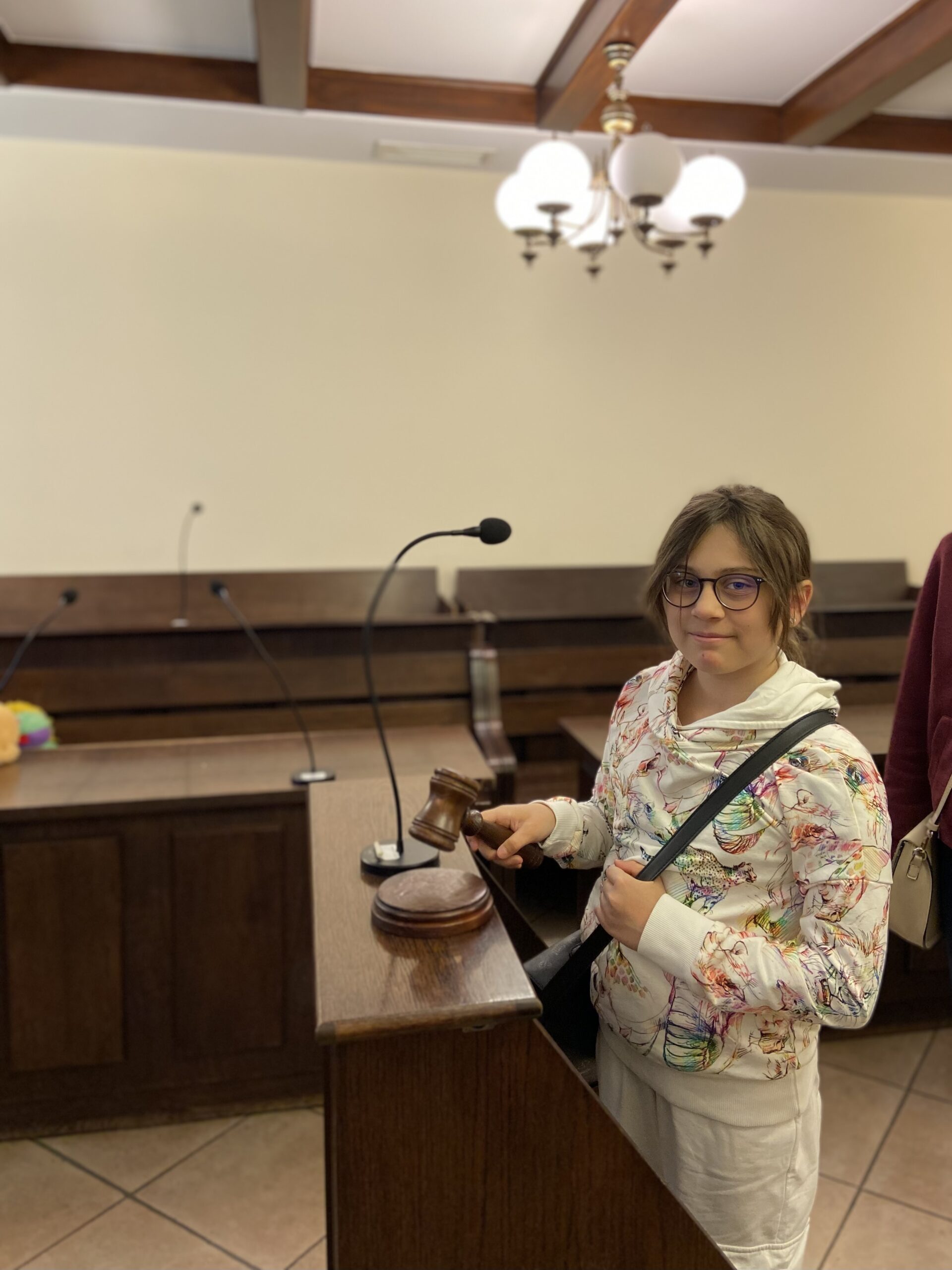 Uczennica w sali rozpraw.