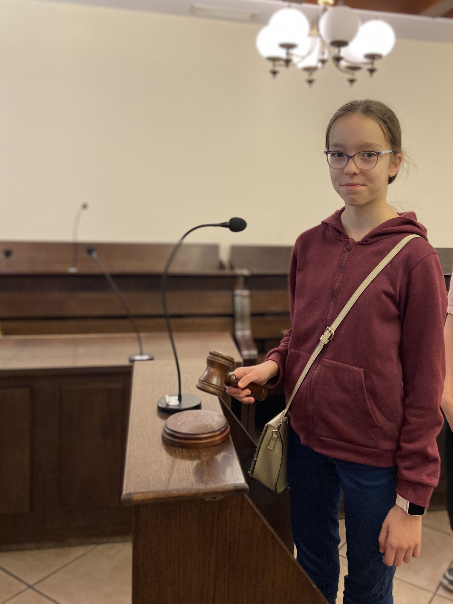 Uczennica w sali rozpraw.