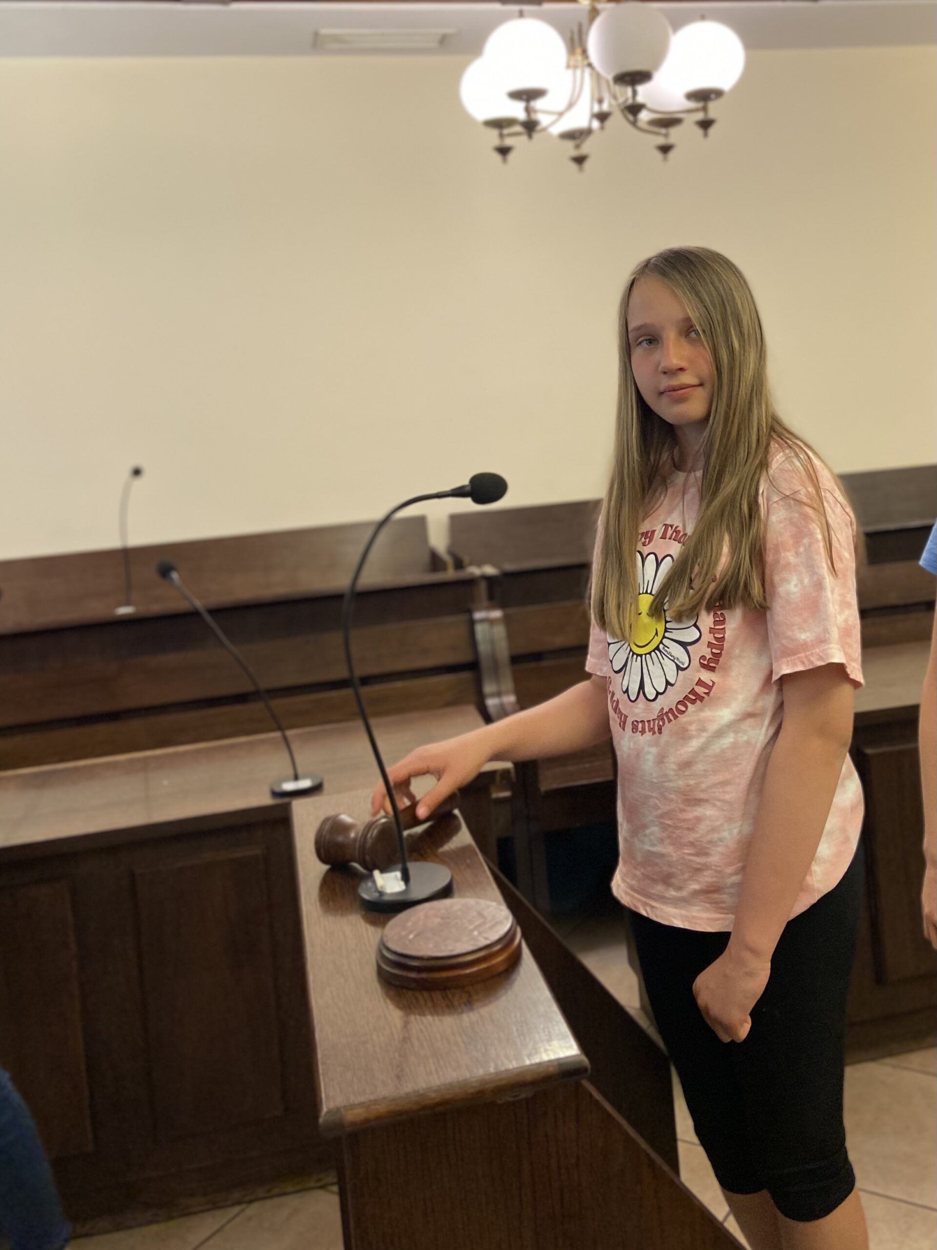 Uczennica w sali rozpraw.