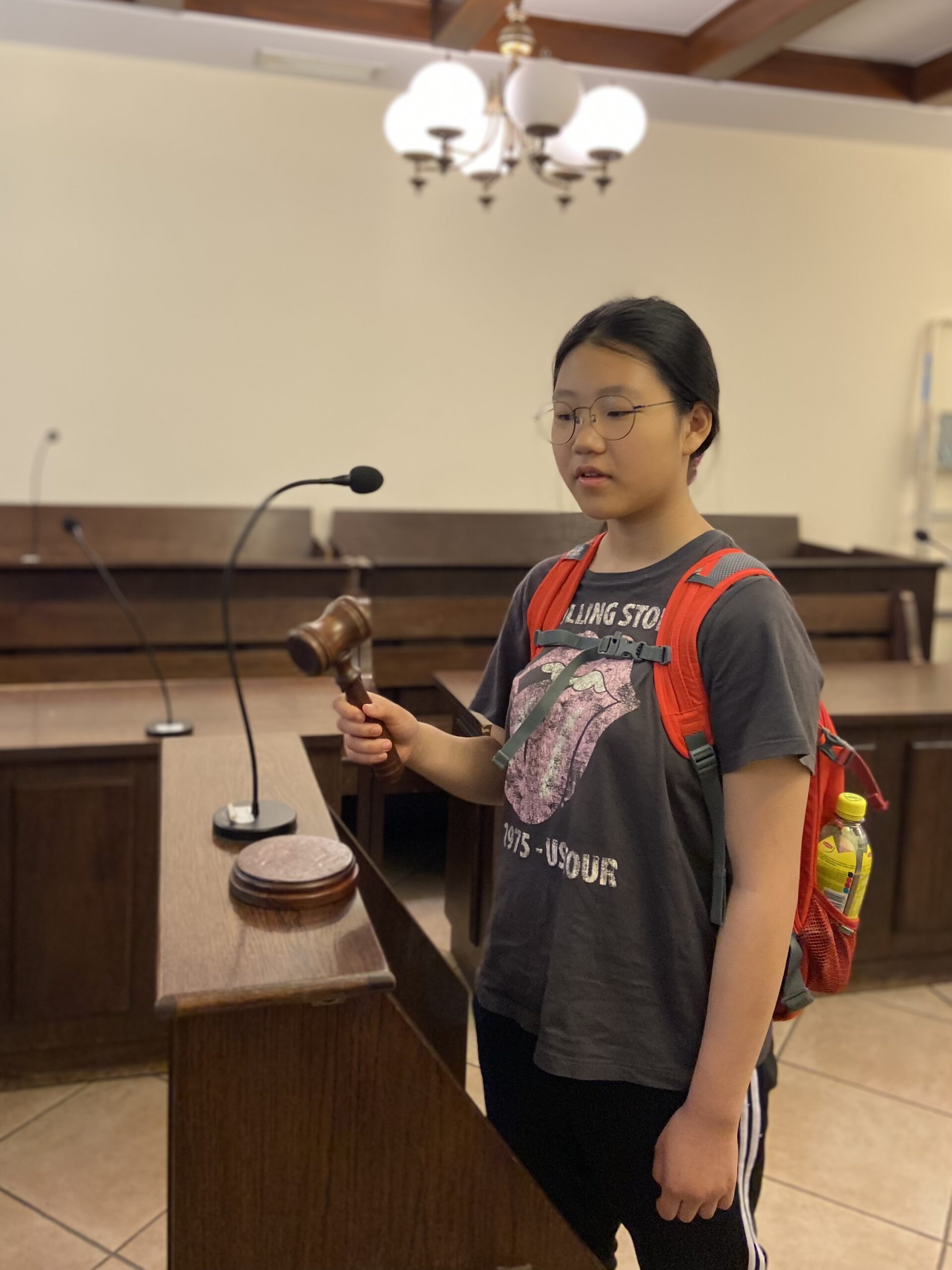 Uczennica w sali rozpraw.