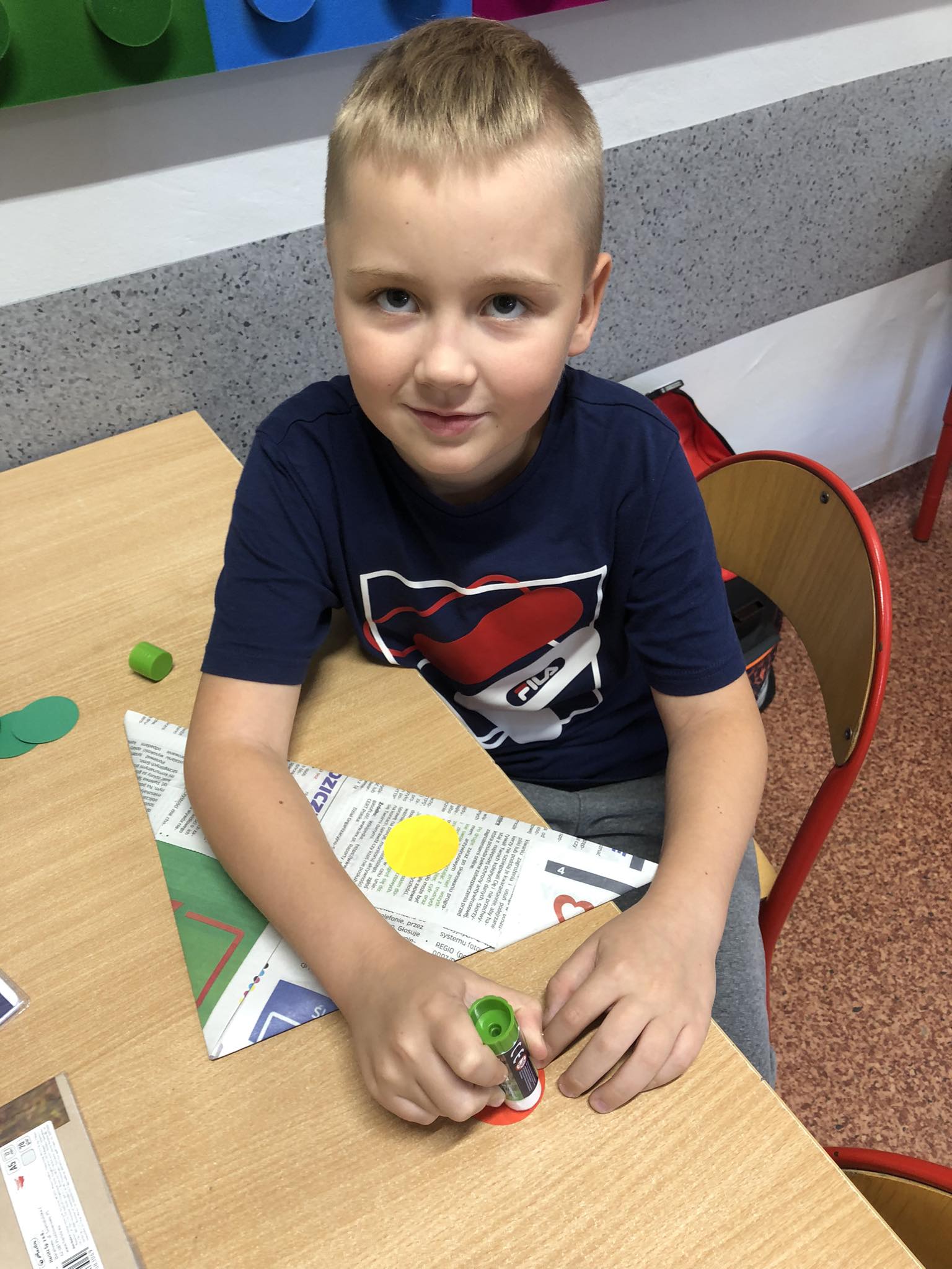 Uczniowie szkoły podczas obchodów Międzynarodowego Dnia Kropki.