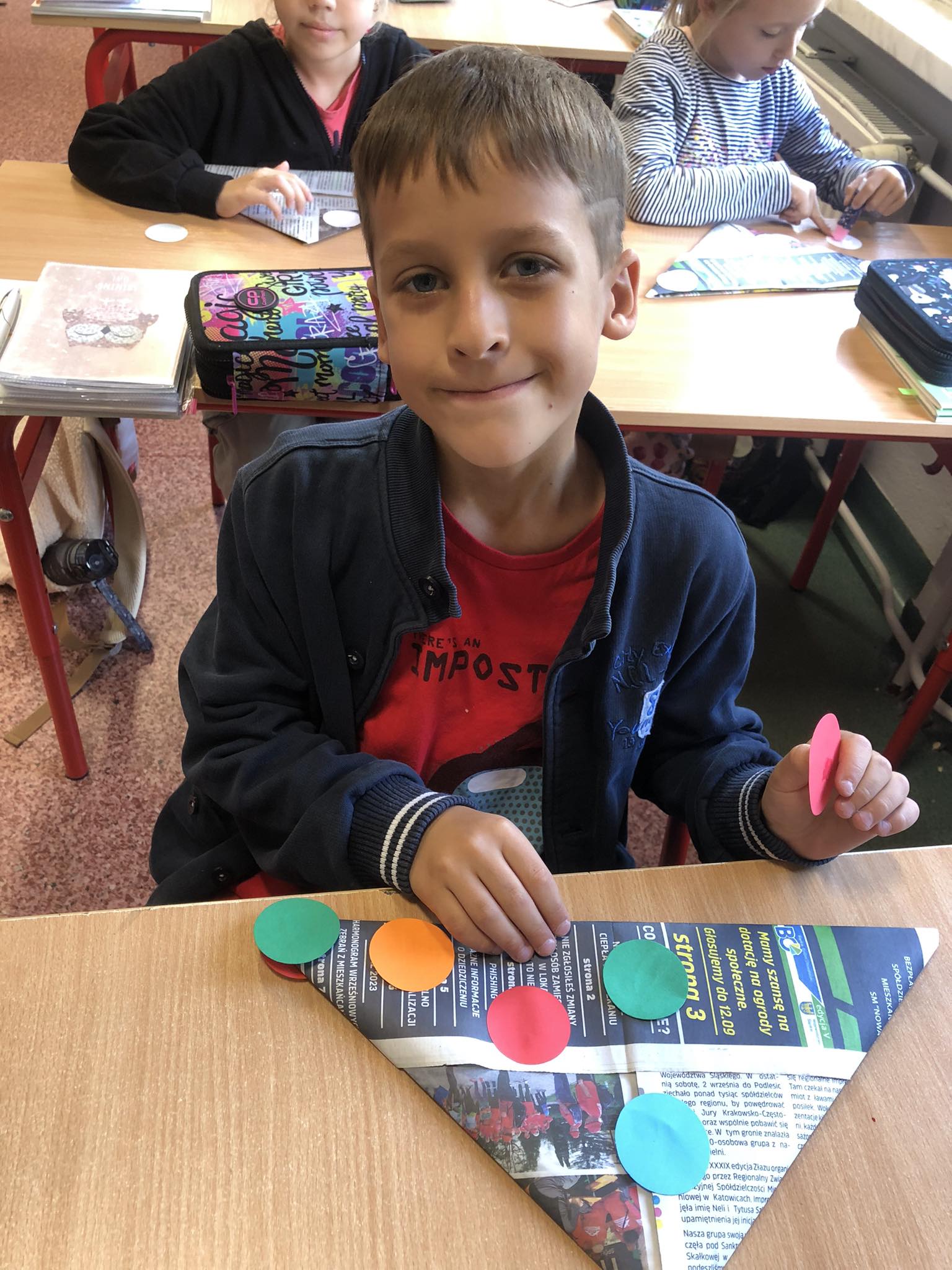 Uczniowie szkoły podczas obchodów Międzynarodowego Dnia Kropki.