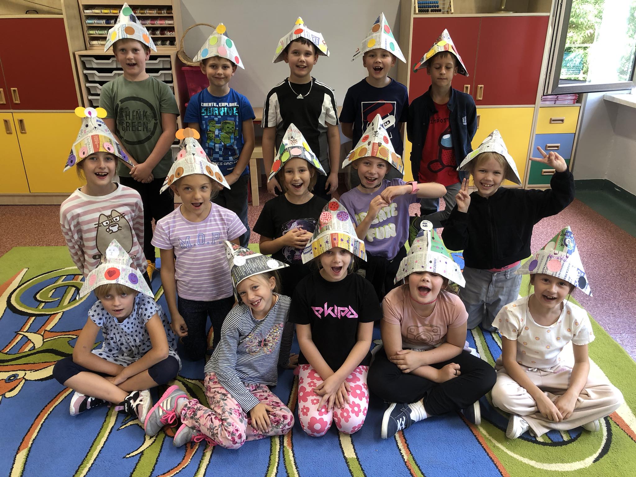 Uczniowie szkoły podczas obchodów Międzynarodowego Dnia Kropki.