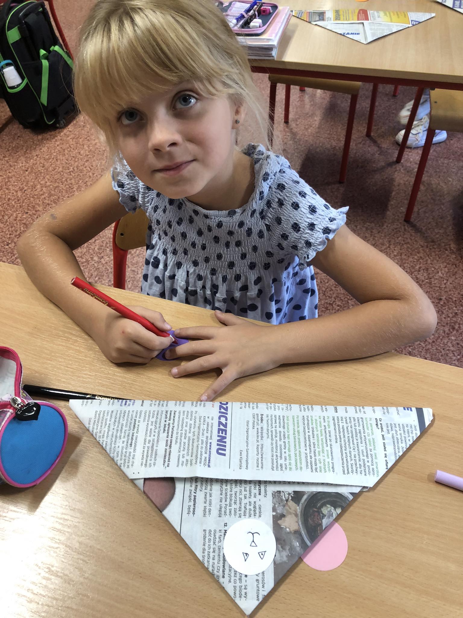 Uczniowie szkoły podczas obchodów Międzynarodowego Dnia Kropki.