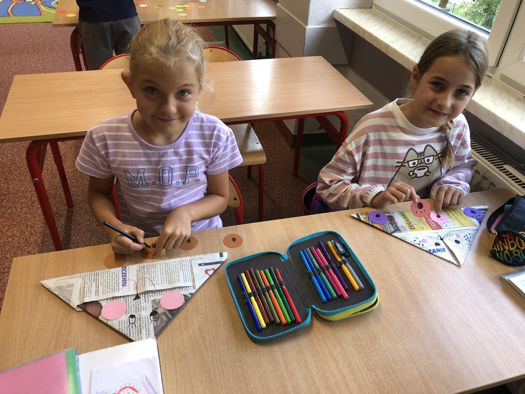 Uczniowie szkoły podczas obchodów Międzynarodowego Dnia Kropki.