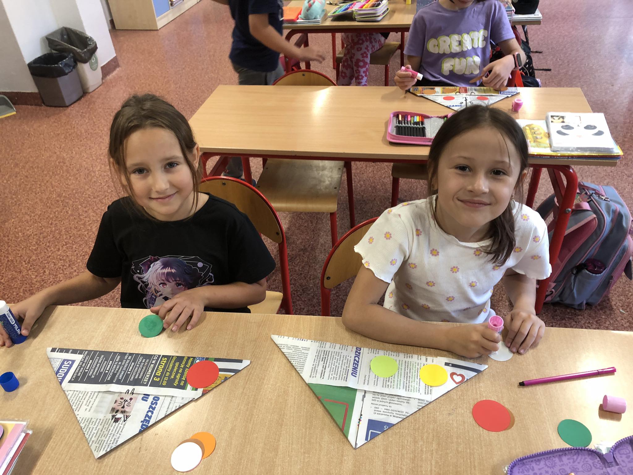 Uczniowie szkoły podczas obchodów Międzynarodowego Dnia Kropki.