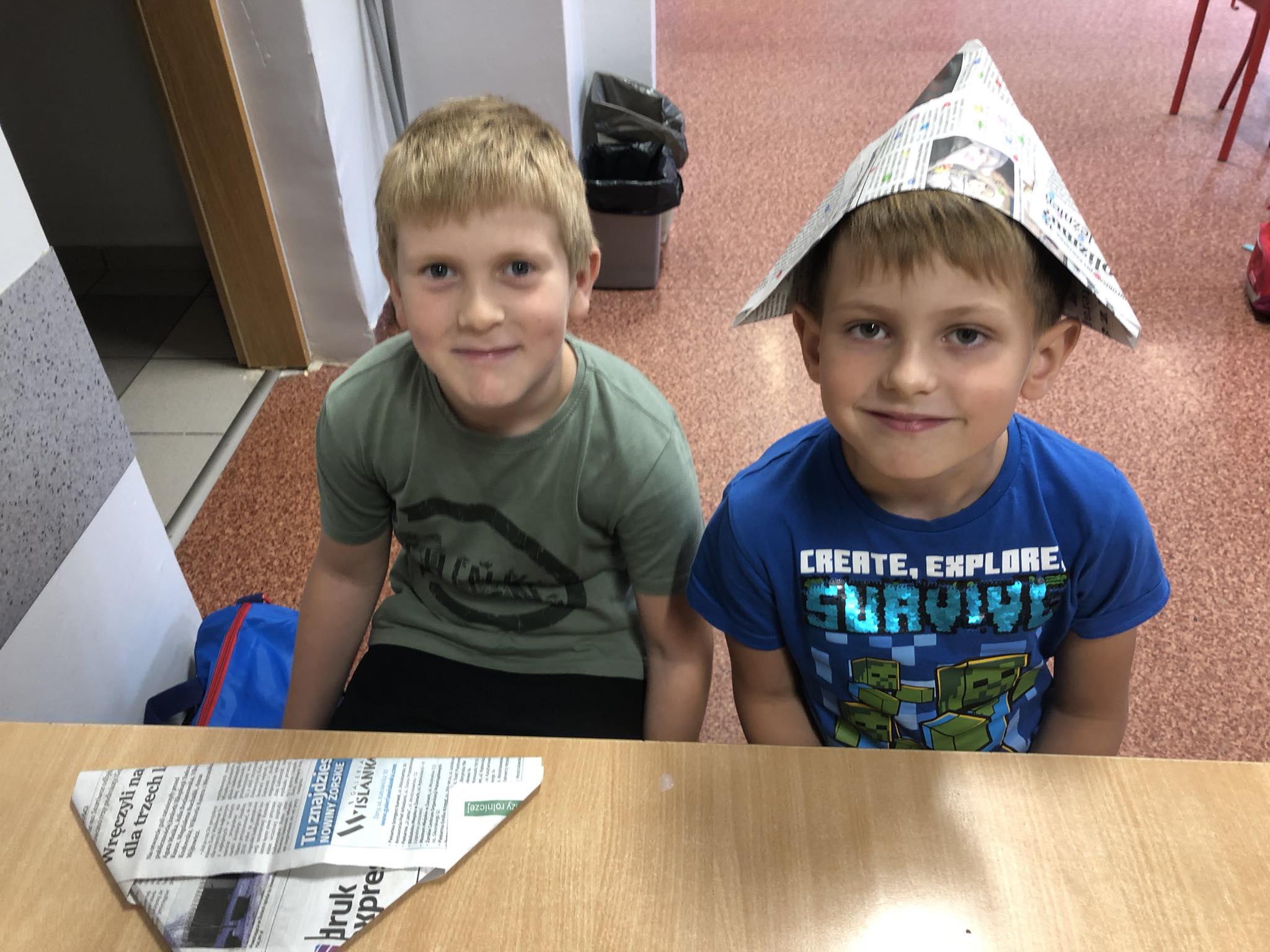 Uczniowie szkoły podczas obchodów Międzynarodowego Dnia Kropki.