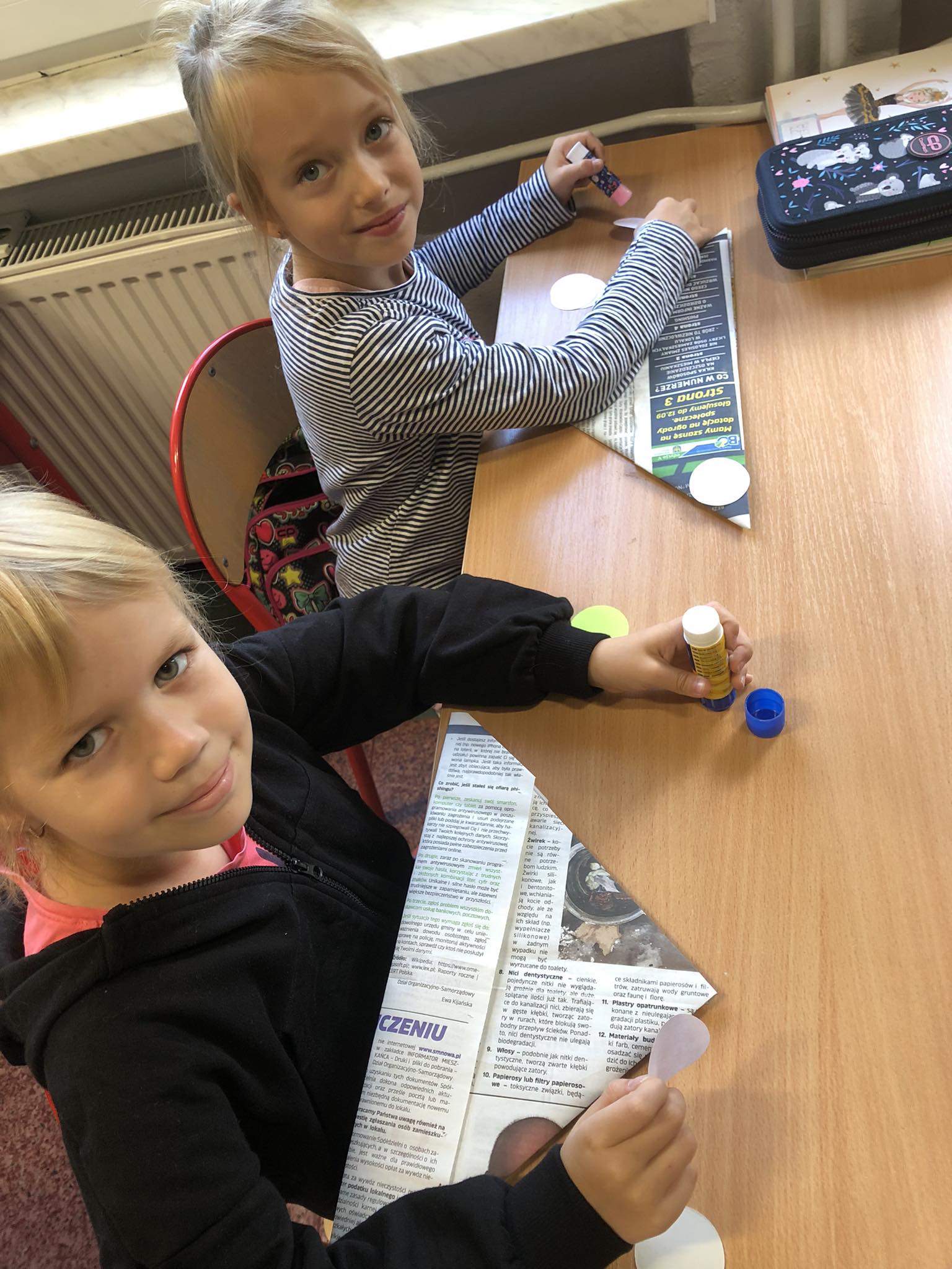 Uczniowie szkoły podczas obchodów Międzynarodowego Dnia Kropki.