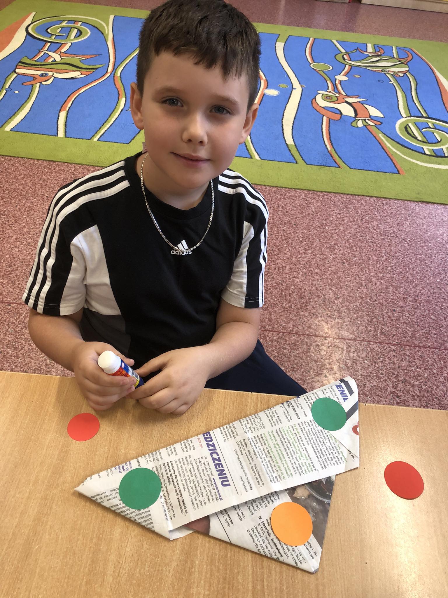 Uczniowie szkoły podczas obchodów Międzynarodowego Dnia Kropki.