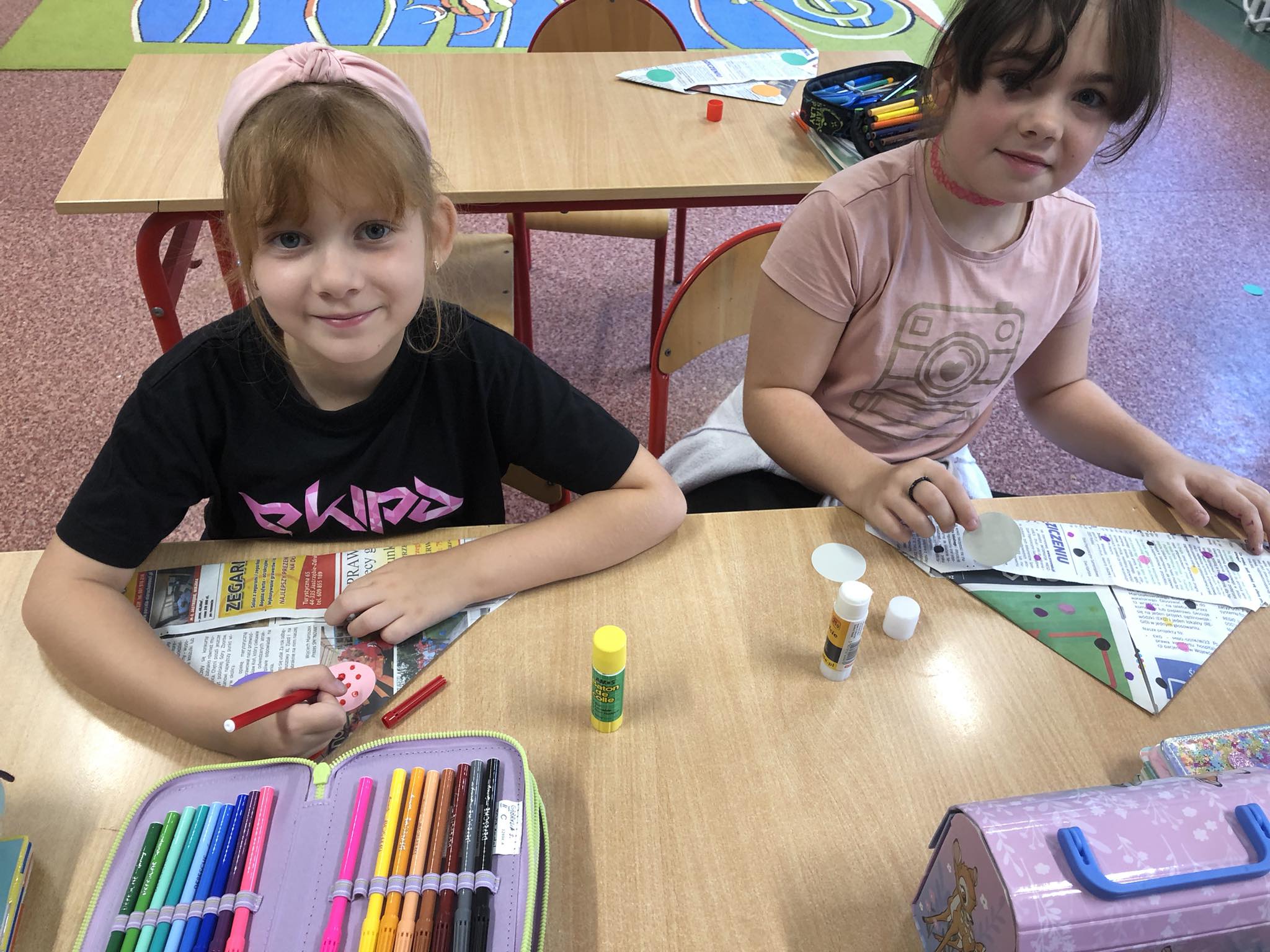 Uczniowie szkoły podczas obchodów Międzynarodowego Dnia Kropki.