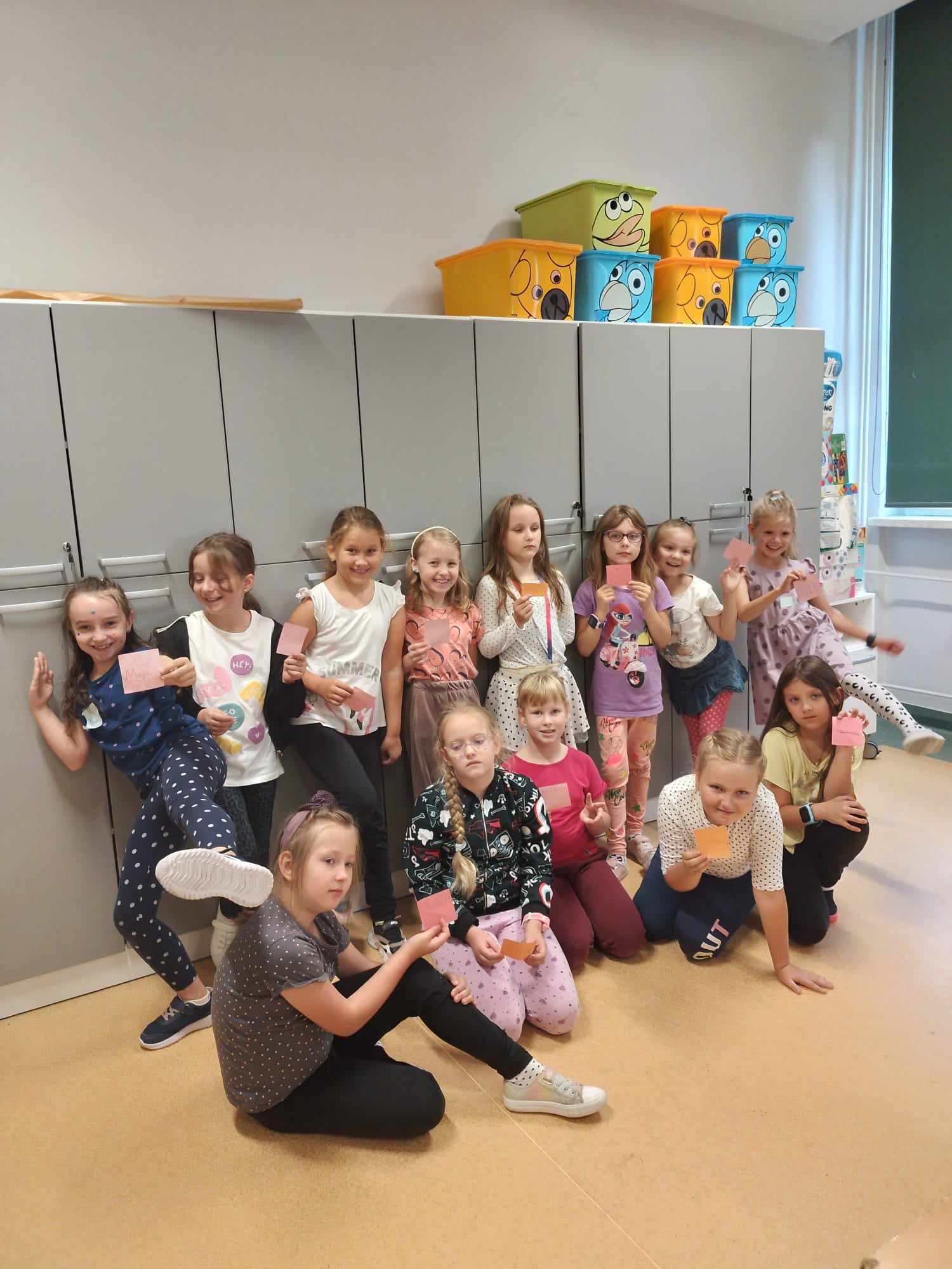 Uczniowie szkoły podczas obchodów Międzynarodowego Dnia Kropki.