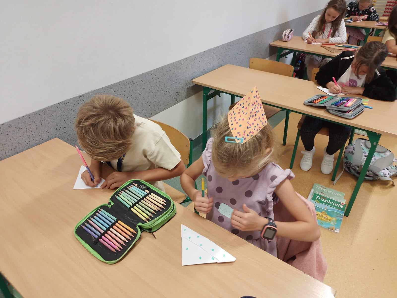 Uczniowie szkoły podczas obchodów Międzynarodowego Dnia Kropki.