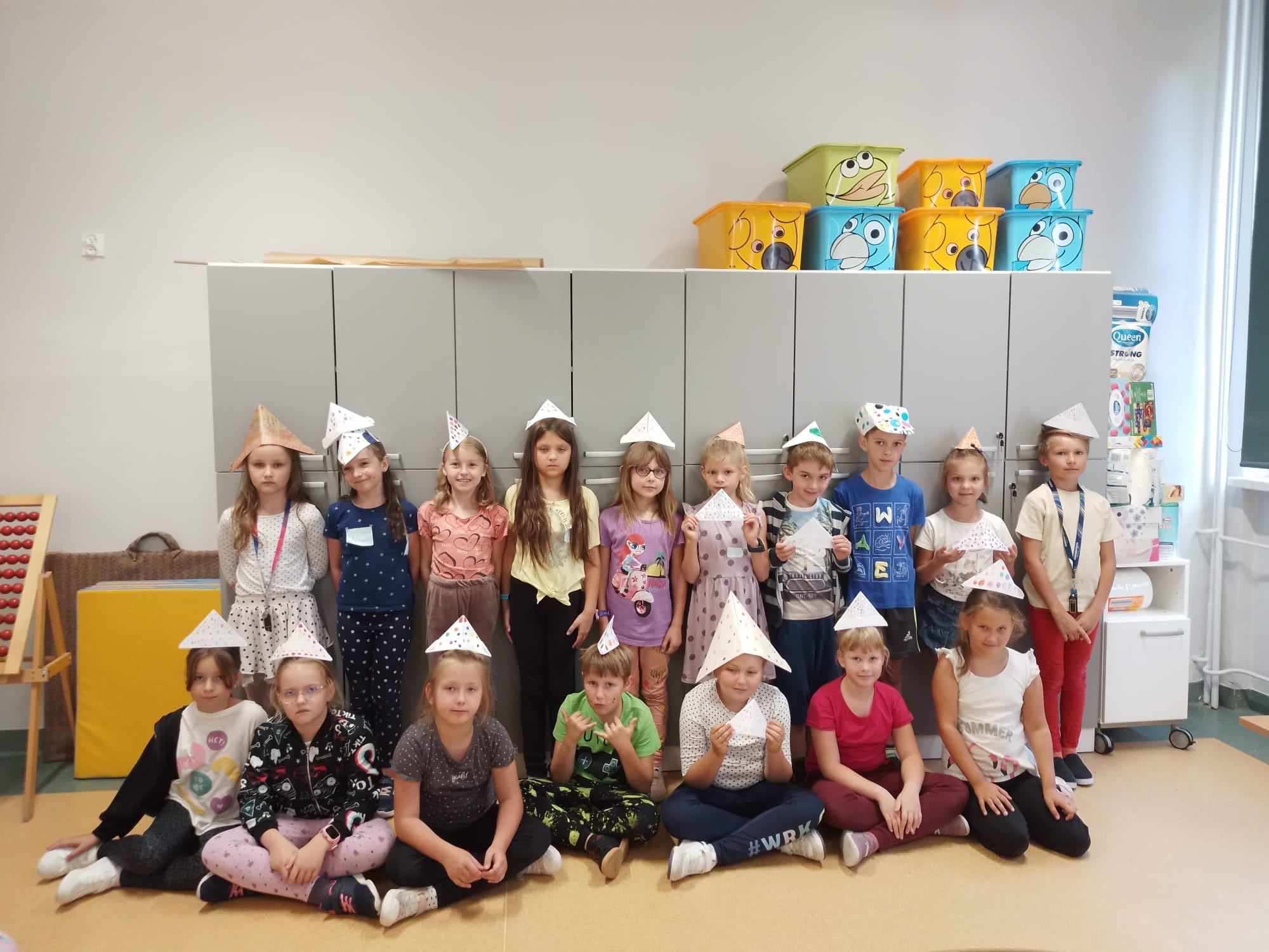 Uczniowie szkoły podczas obchodów Międzynarodowego Dnia Kropki.