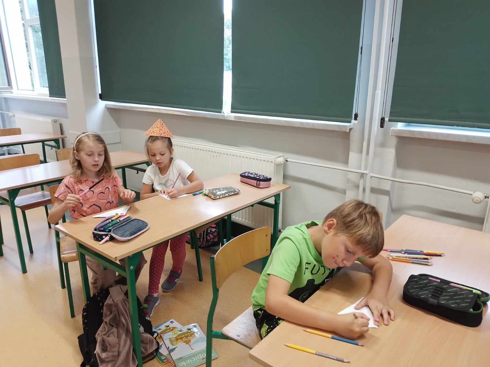 Uczniowie szkoły podczas obchodów Międzynarodowego Dnia Kropki.