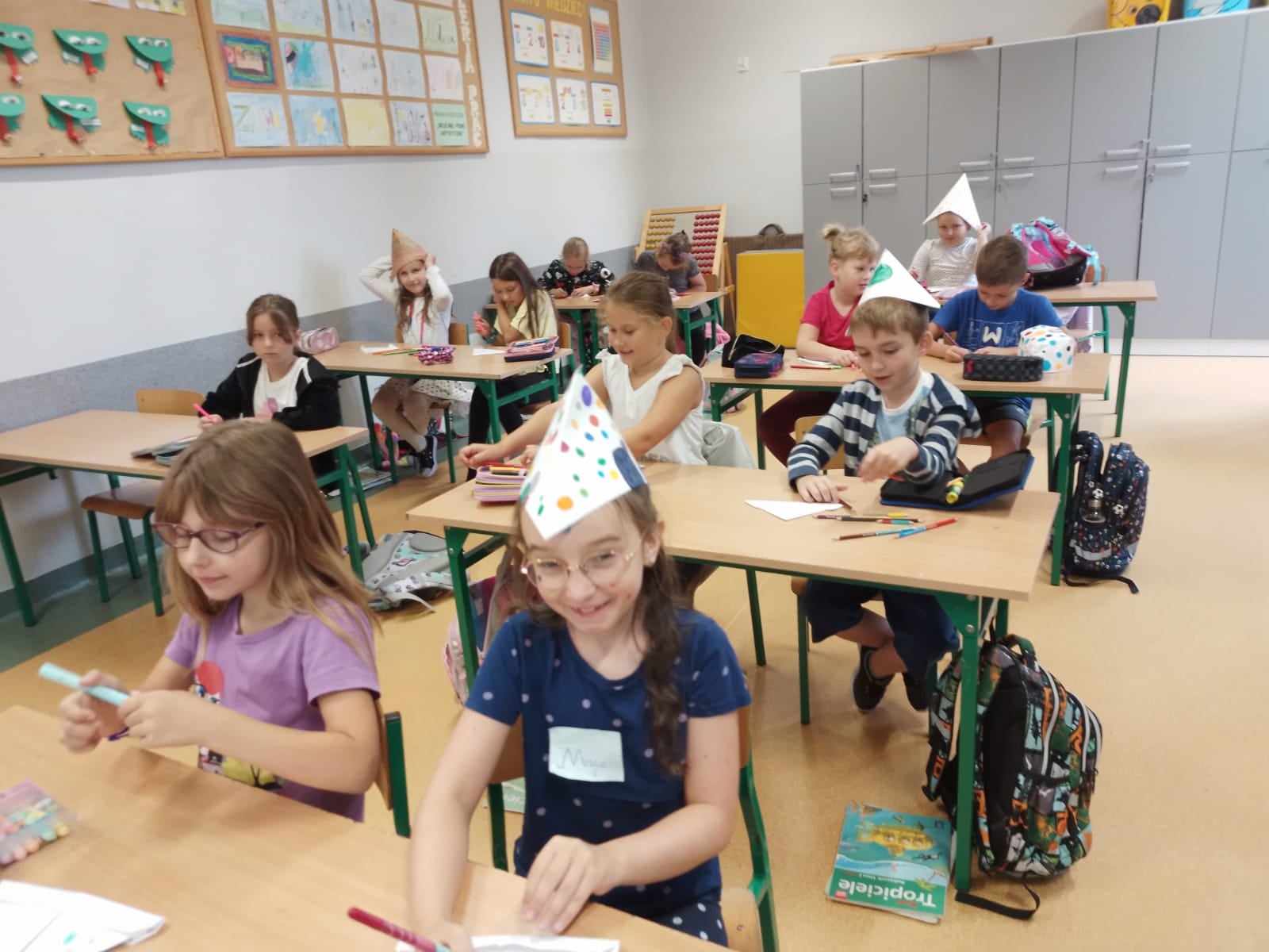 Uczniowie szkoły podczas obchodów Międzynarodowego Dnia Kropki.