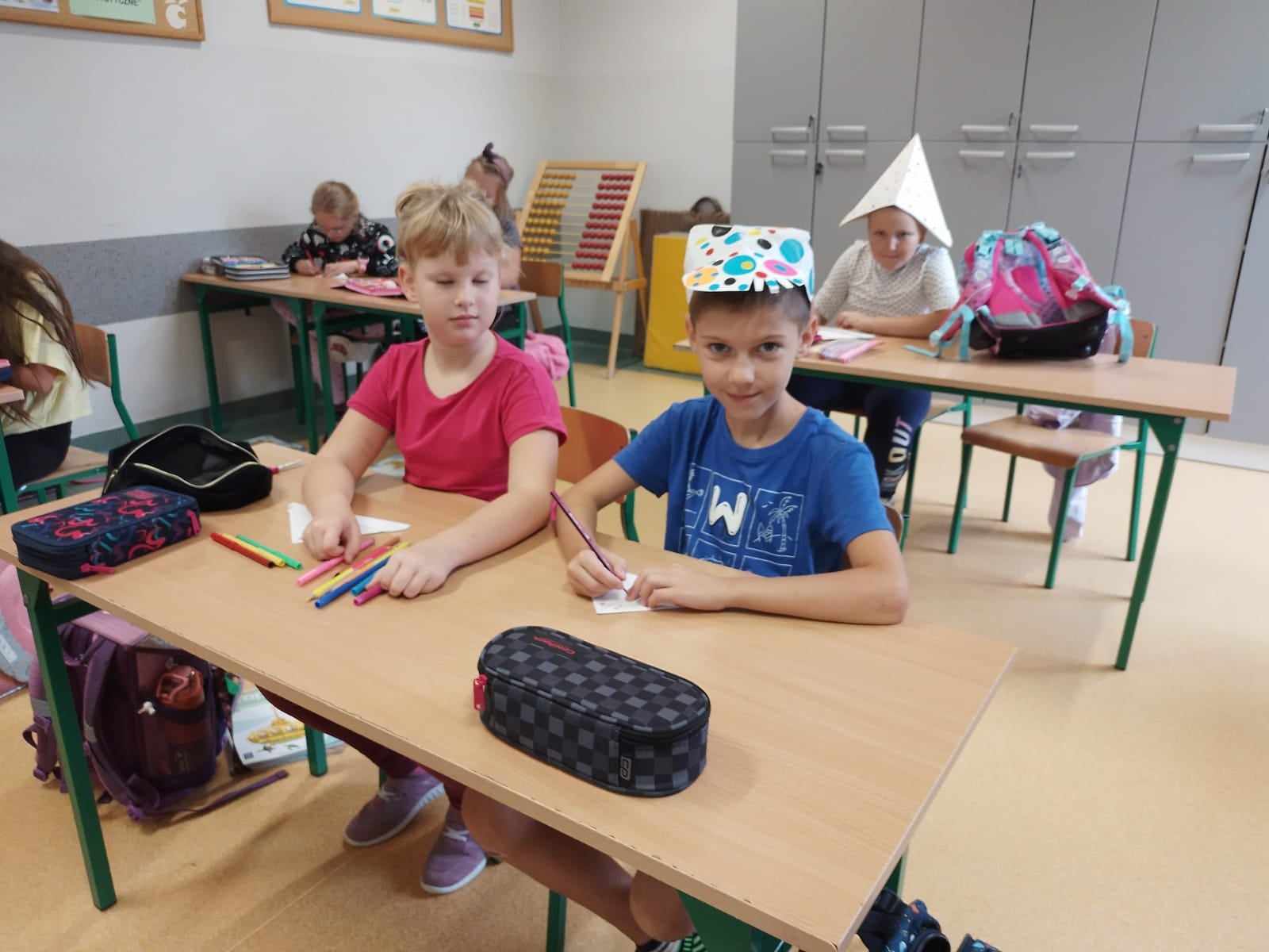 Uczniowie szkoły podczas obchodów Międzynarodowego Dnia Kropki.