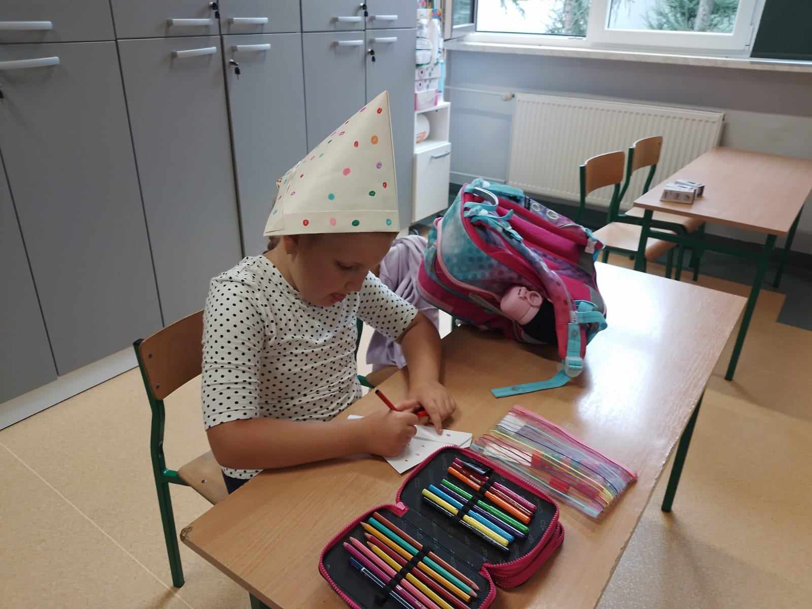 Uczniowie szkoły podczas obchodów Międzynarodowego Dnia Kropki.