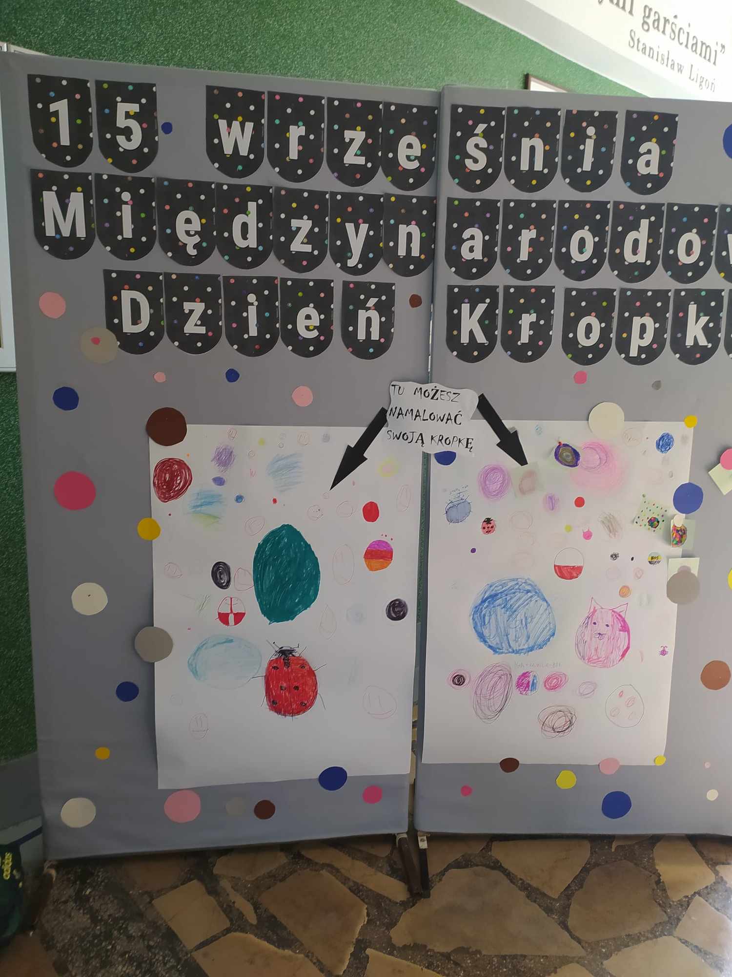 Uczniowie szkoły podczas obchodów Międzynarodowego Dnia Kropki.