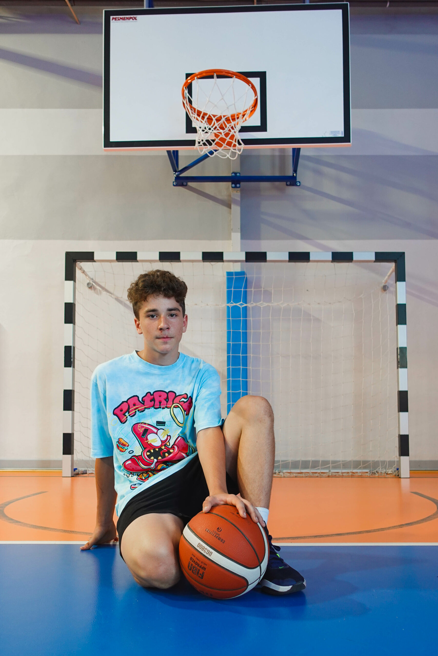 Na zdjęciu Filip Nawrot, uczeń klasy sportowej o profilu koszykówka chłopców.