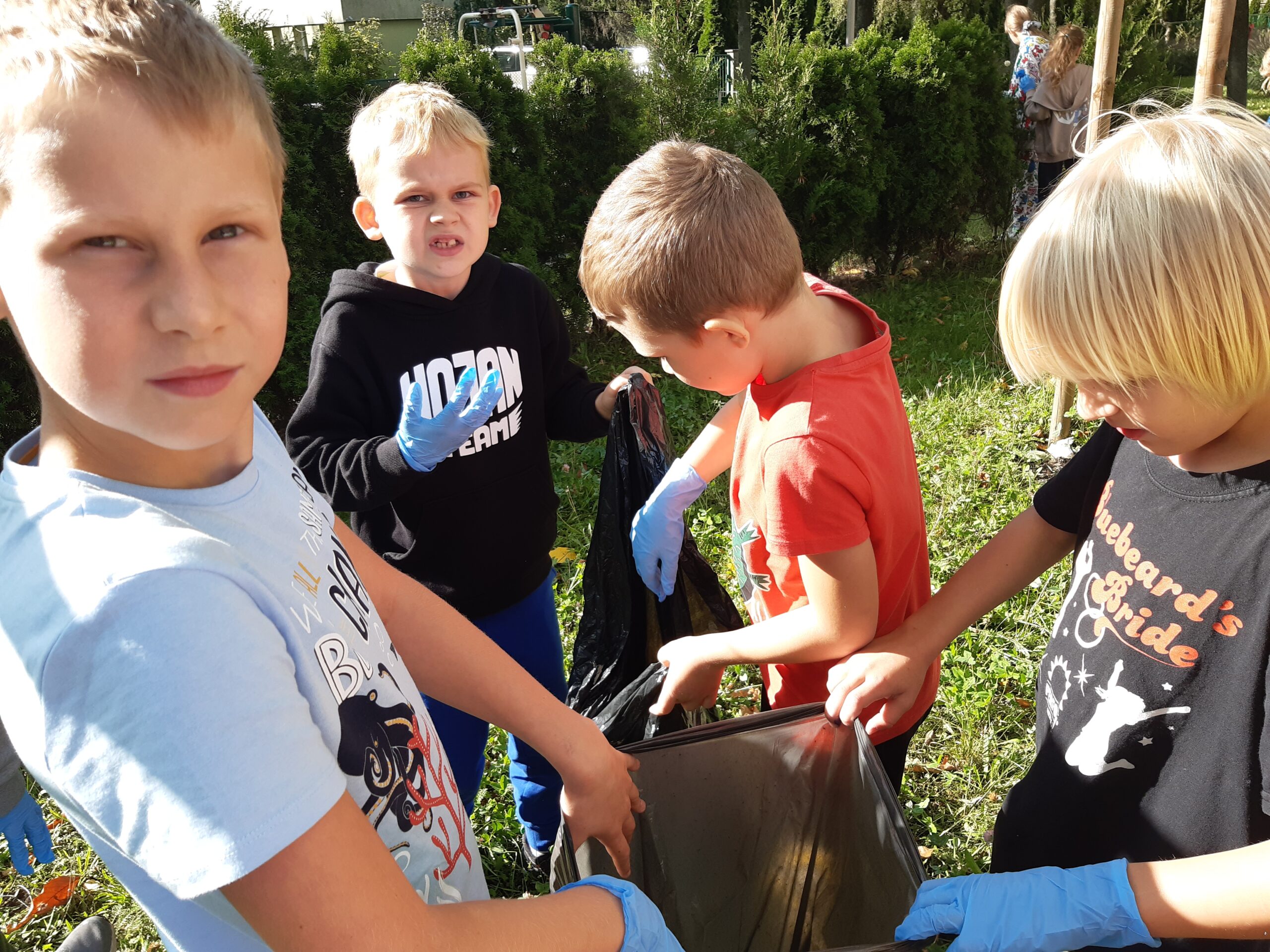 Uczniowie klasy 2b i 2c podczas akcji #SprzatamydlaPolski.