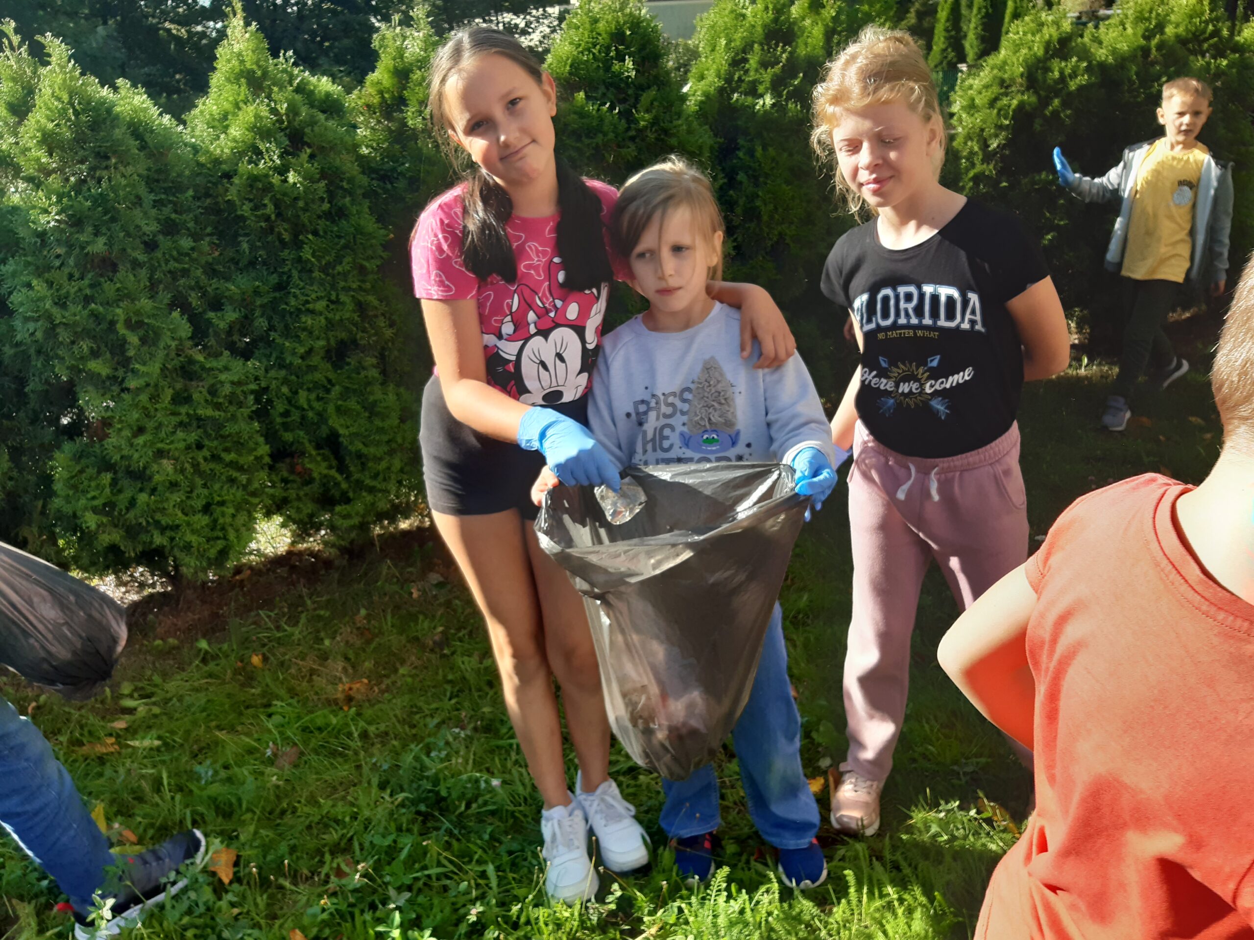 Uczniowie klasy 2b i 2c podczas akcji #SprzatamydlaPolski.