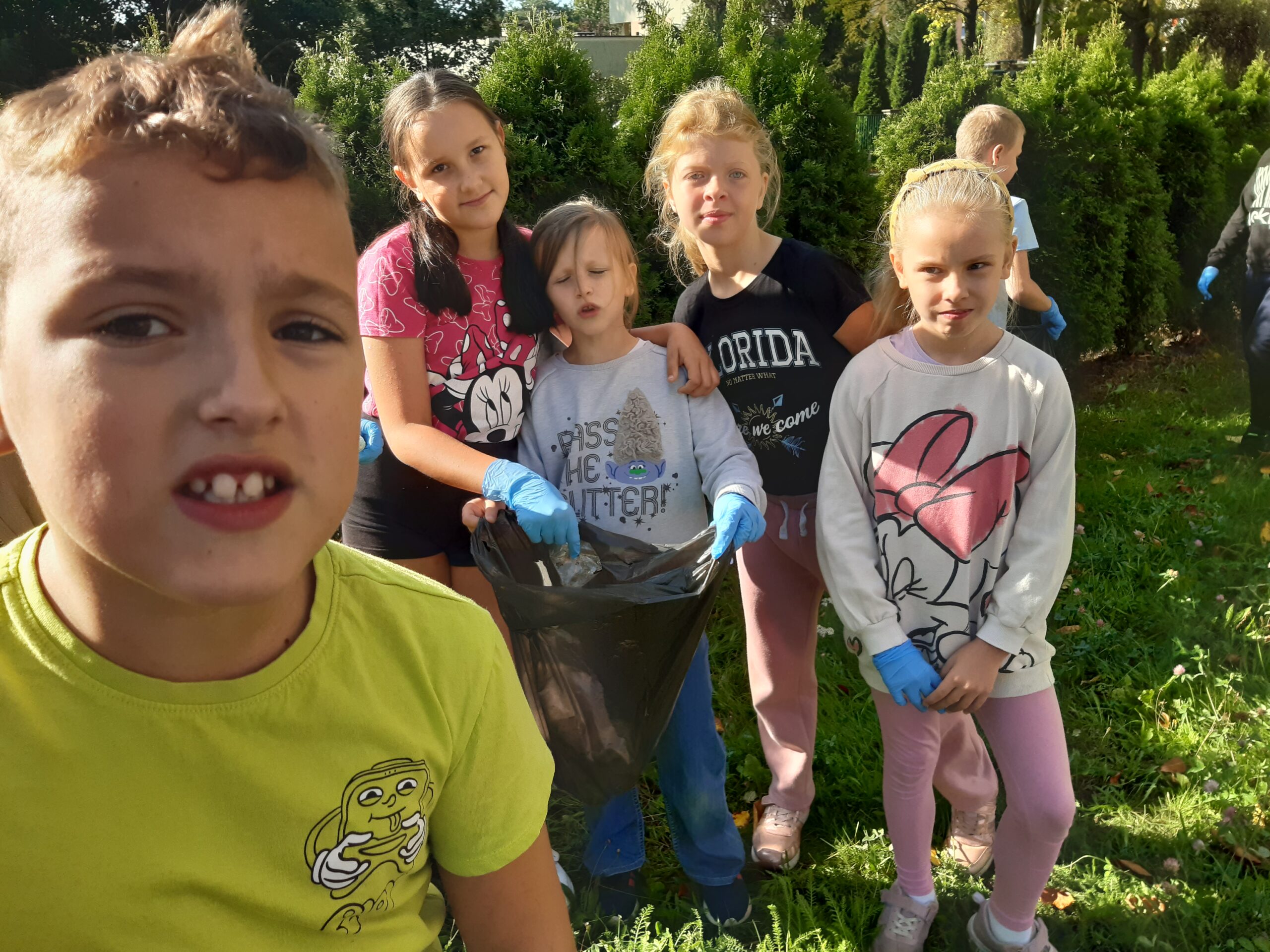 Uczniowie klasy 2b i 2c podczas akcji #SprzatamydlaPolski.