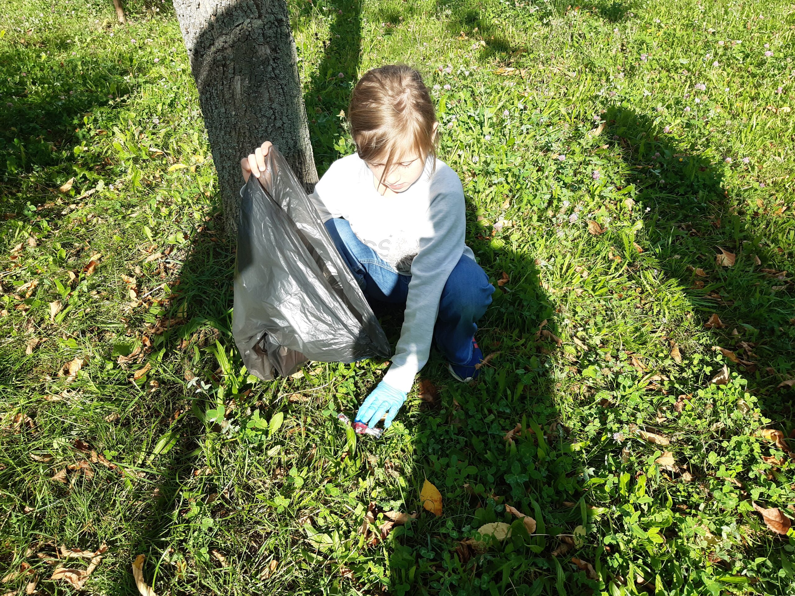 Uczniowie klasy 2b i 2c podczas akcji #SprzatamydlaPolski.