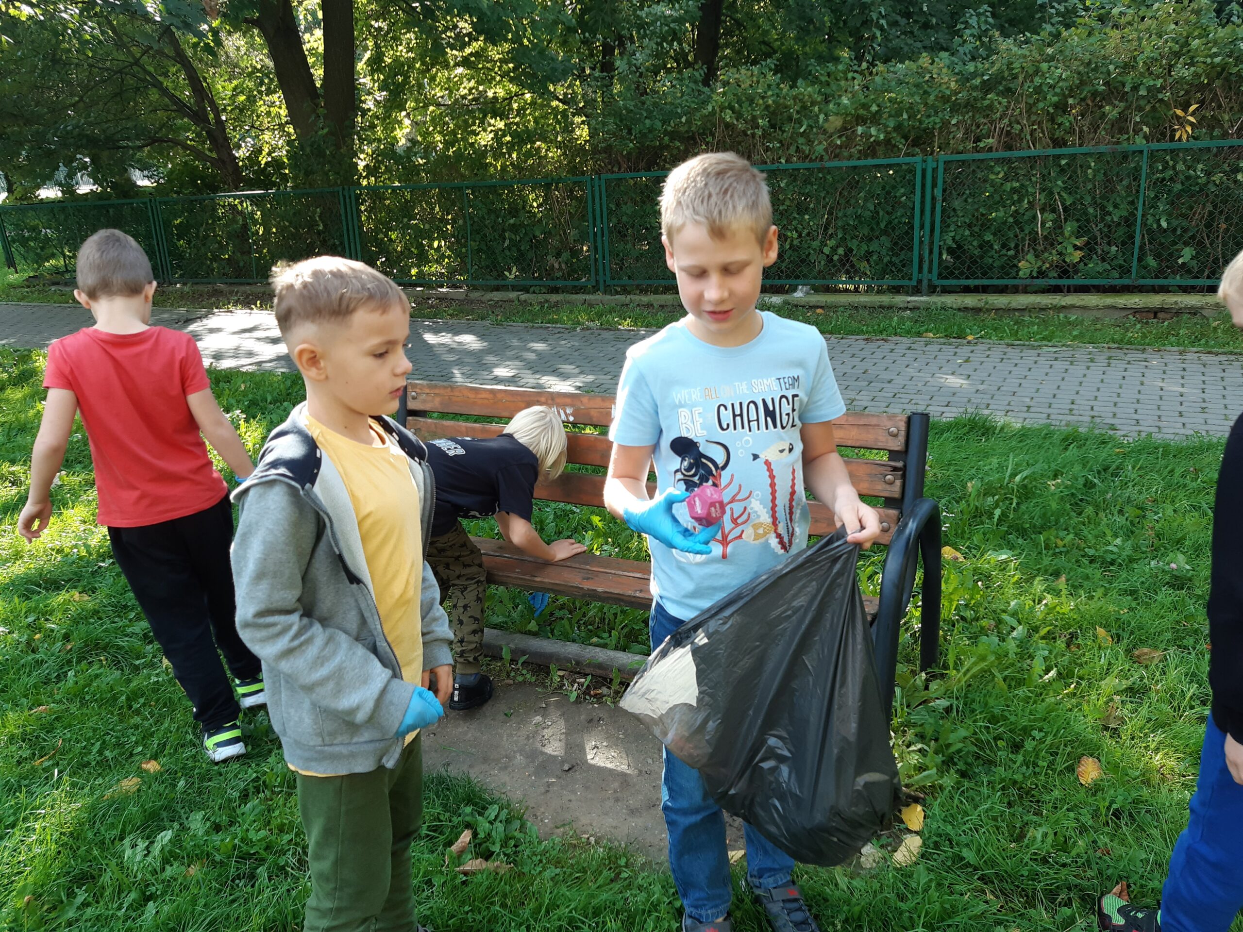 Uczniowie klasy 2b i 2c podczas akcji #SprzatamydlaPolski.