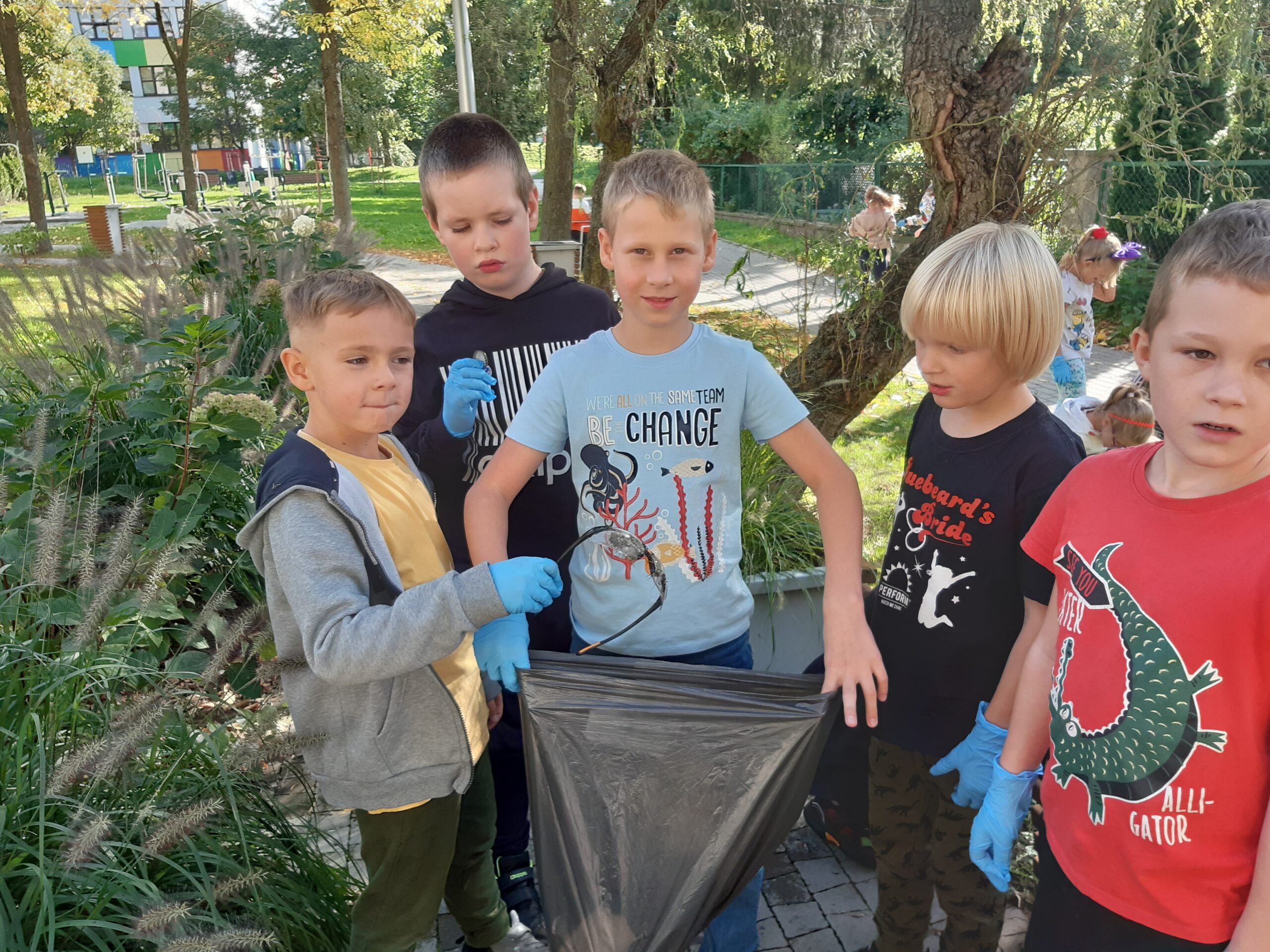 Uczniowie klasy 2b i 2c podczas akcji #SprzatamydlaPolski.