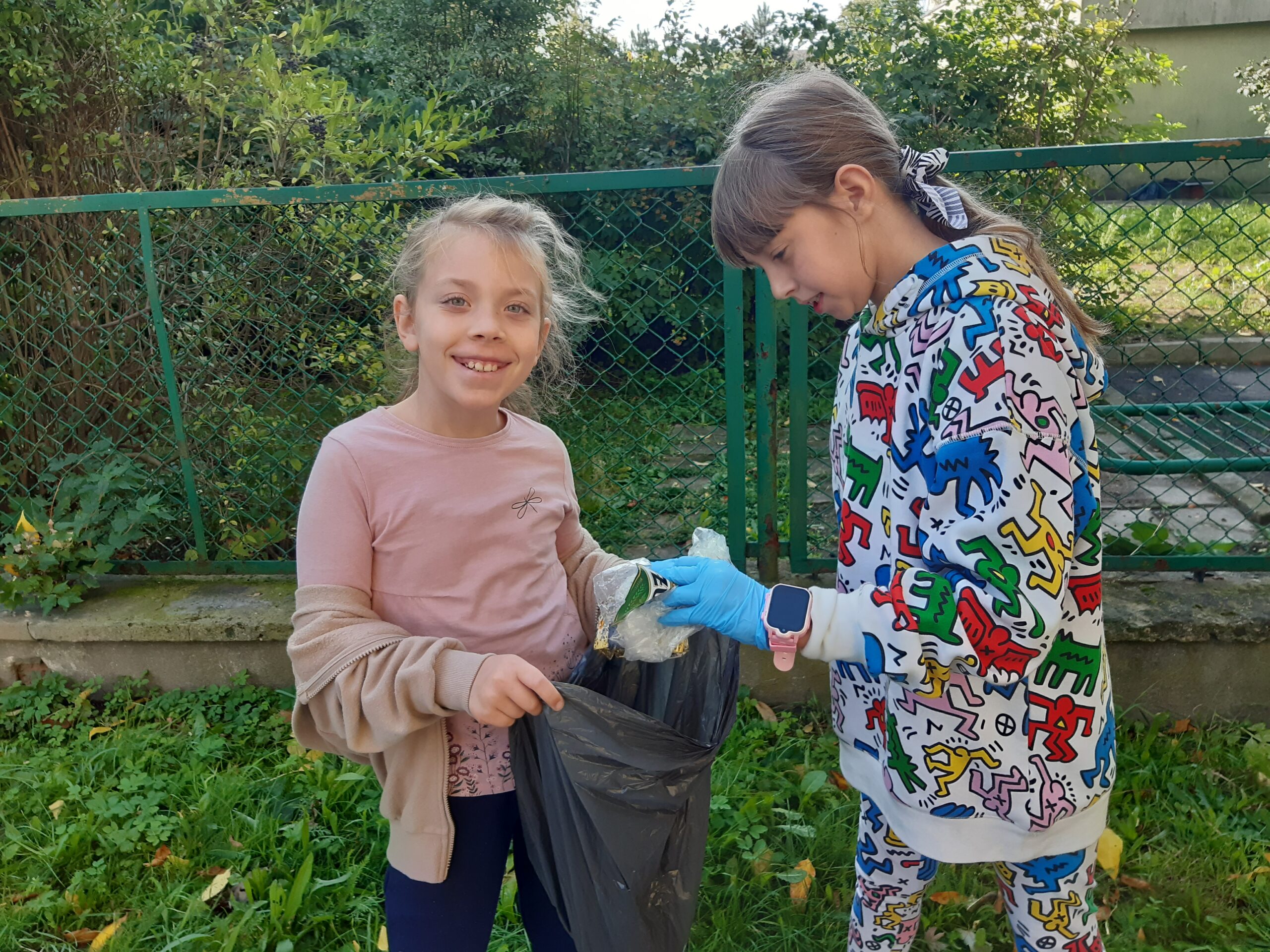 Uczniowie klasy 2b i 2c podczas akcji #SprzatamydlaPolski.
