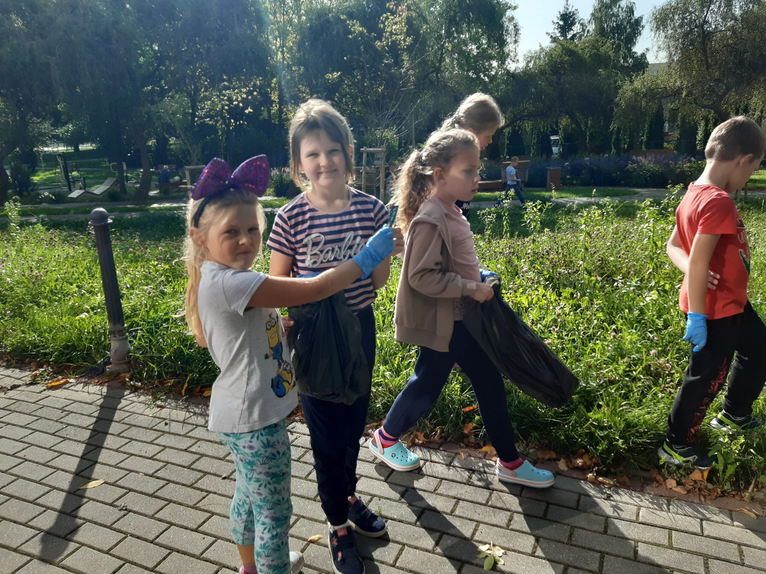 Uczniowie klasy 2b i 2c podczas akcji #SprzatamydlaPolski.